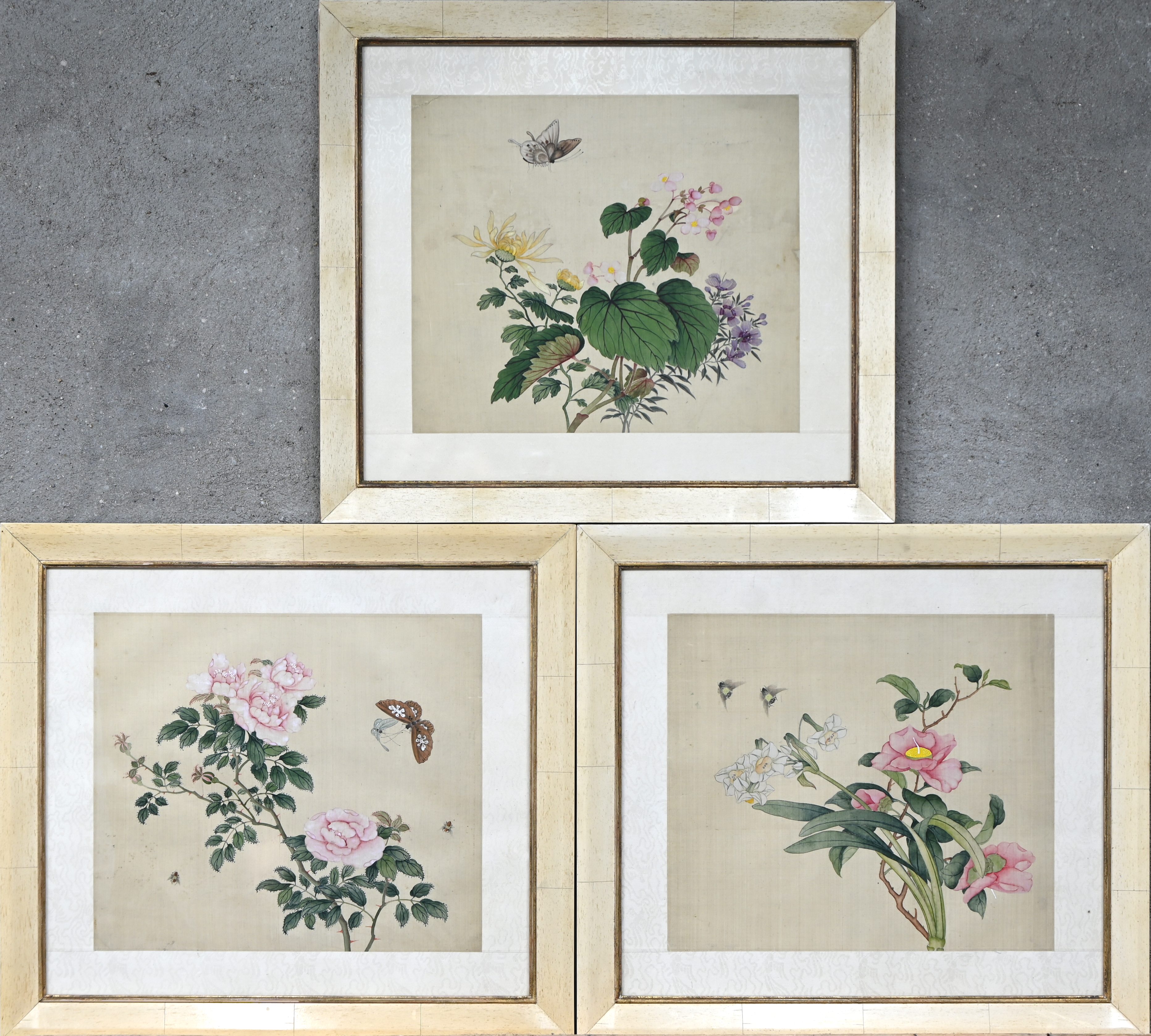 “Bloemen en insecten”, een lot van 5 Japanse schilderijen op zijde “Bloemen en insecten”, een lot van 5 Japanse schilderijen op zijde.