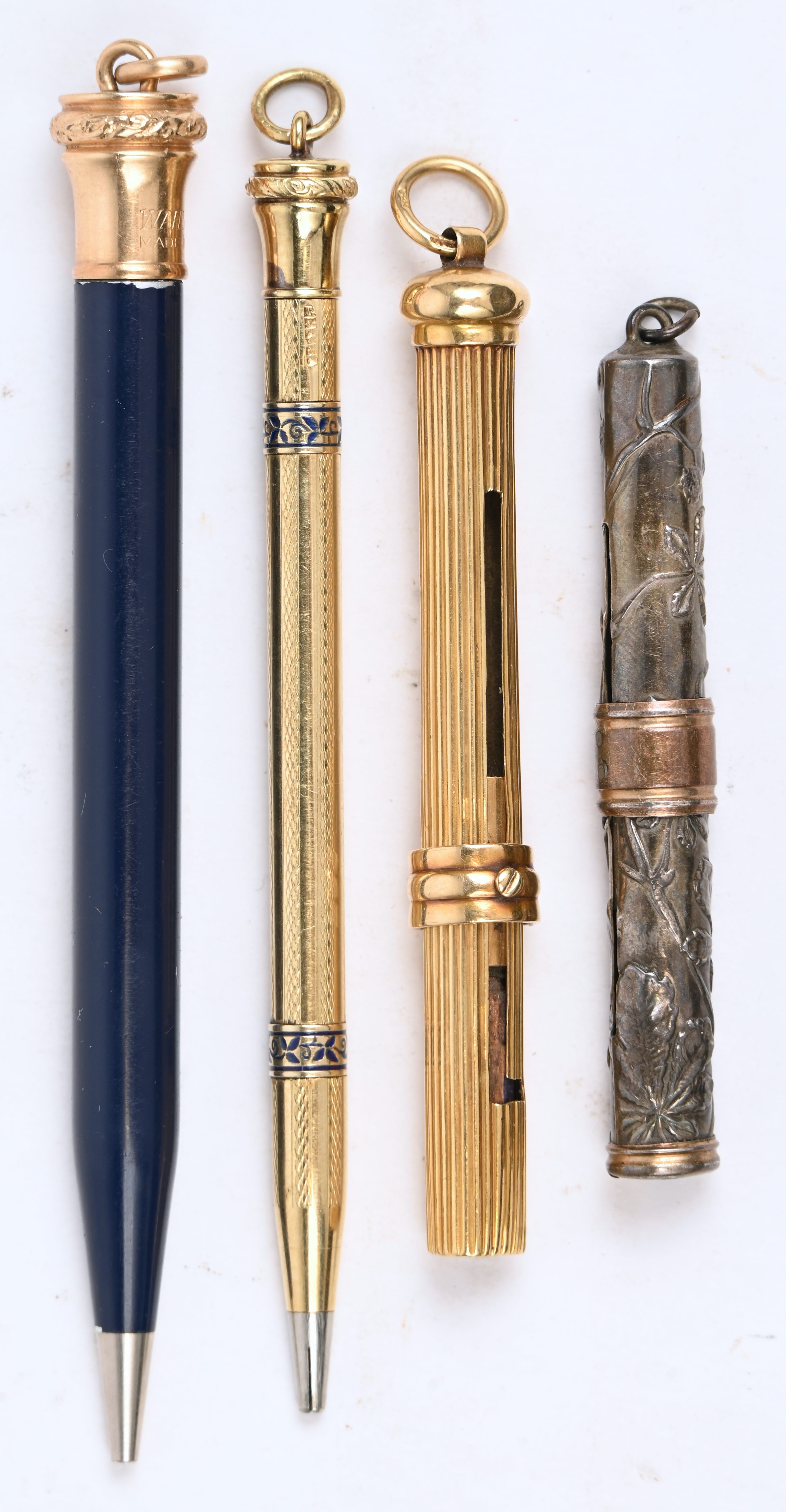 Vier oude vulpotloodjes. Eén 18kt verguld en één gemerkt Wahl-Eversharp Vier oude vulpotloodjes. Eén 18kt verguld en één gemerkt Wahl-Eversharp.