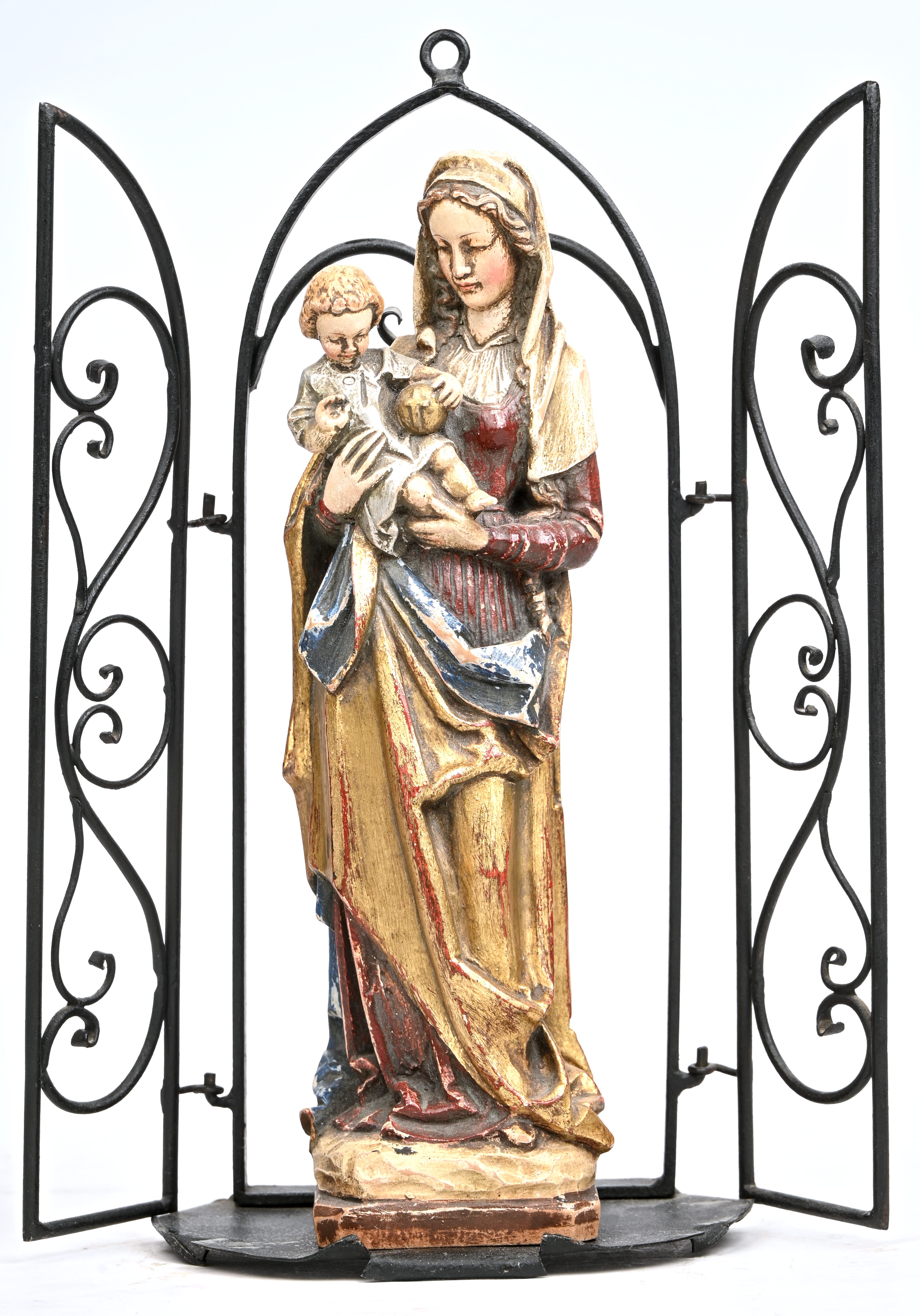 Een polychroom gesculpteerd houten madonna met kind, gemerkt Anri, Italy. Met smeedijzeren sokkeltje Een polychroom gesculpteerd houten madonna met kind, gemerkt Anri, Italy. Met smeedijzeren sokkeltje.