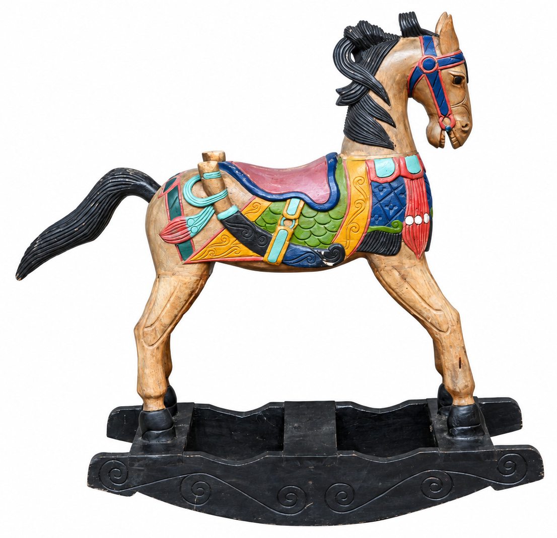 Een gesculpteerd houten schommelpaard. Meerkleurig Een gesculpteerd houten schommelpaard. Meerkleurig.