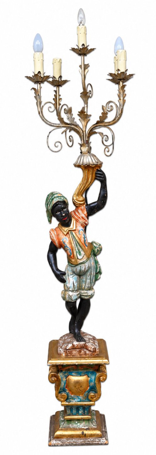 Een gesculpteerd houten staanlamp gedragen door een Moor Een gesculpteerd houten staanlamp gedragen door een Moor.