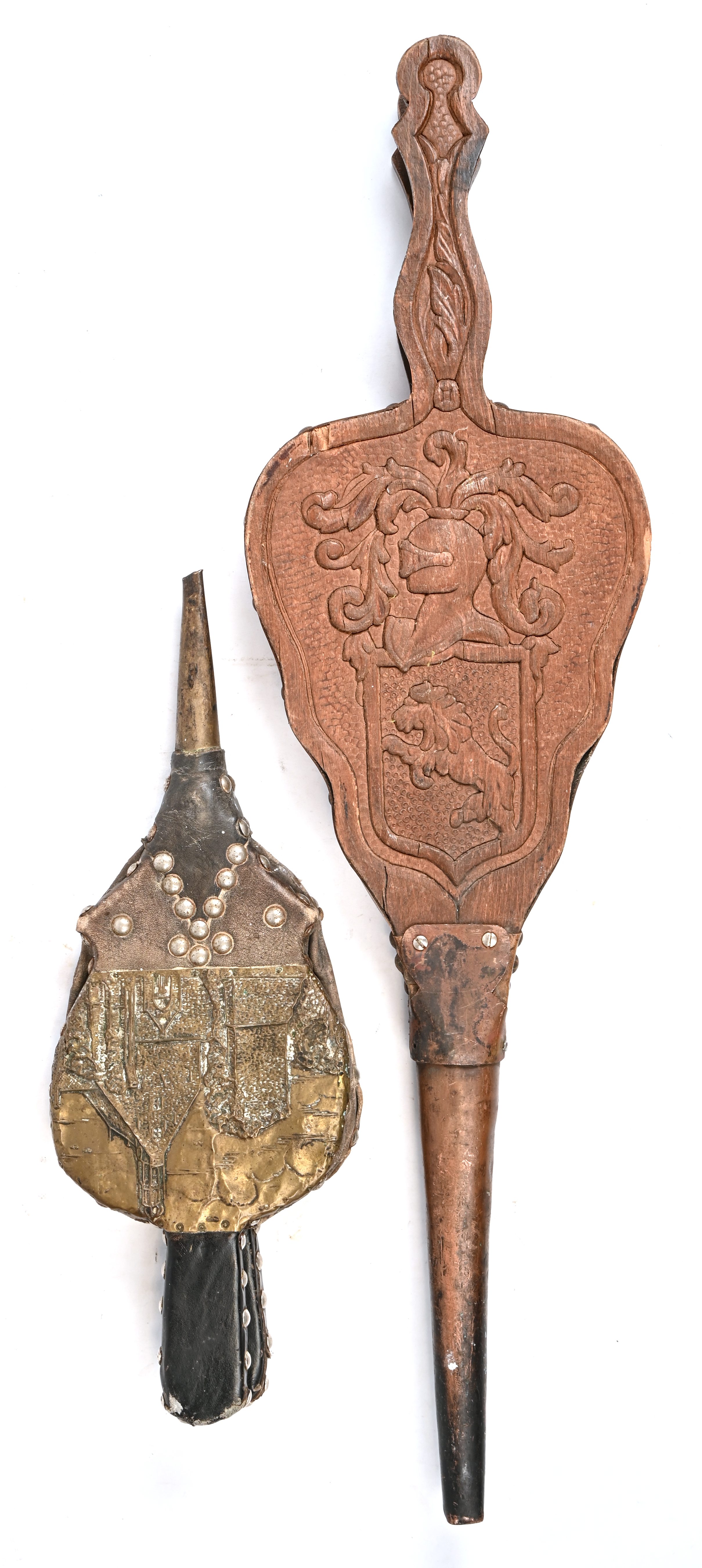 Twee oude blaasbalgen, de ene met gesculpteerd wapenschild, de andere met een dinanderie kerk Twee oude blaasbalgen, de ene met gesculpteerd wapenschild, de andere met een dinanderie kerk.
