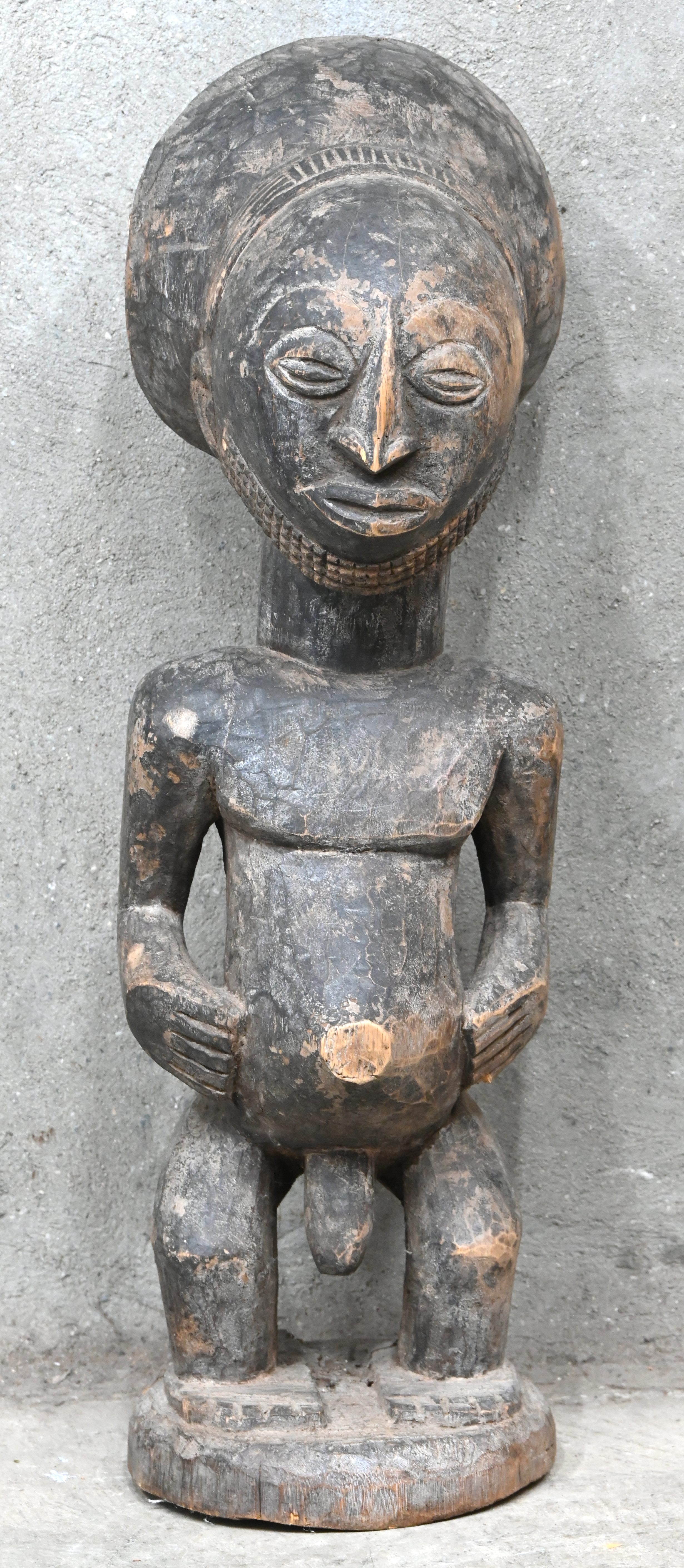 Een gesculpteerd houten Hemba voorouderbeeld, DRC. Gebarsten aan het voetstuk Een gesculpteerd houten Hemba voorouderbeeld, DRC. Gebarsten aan het voetstuk.