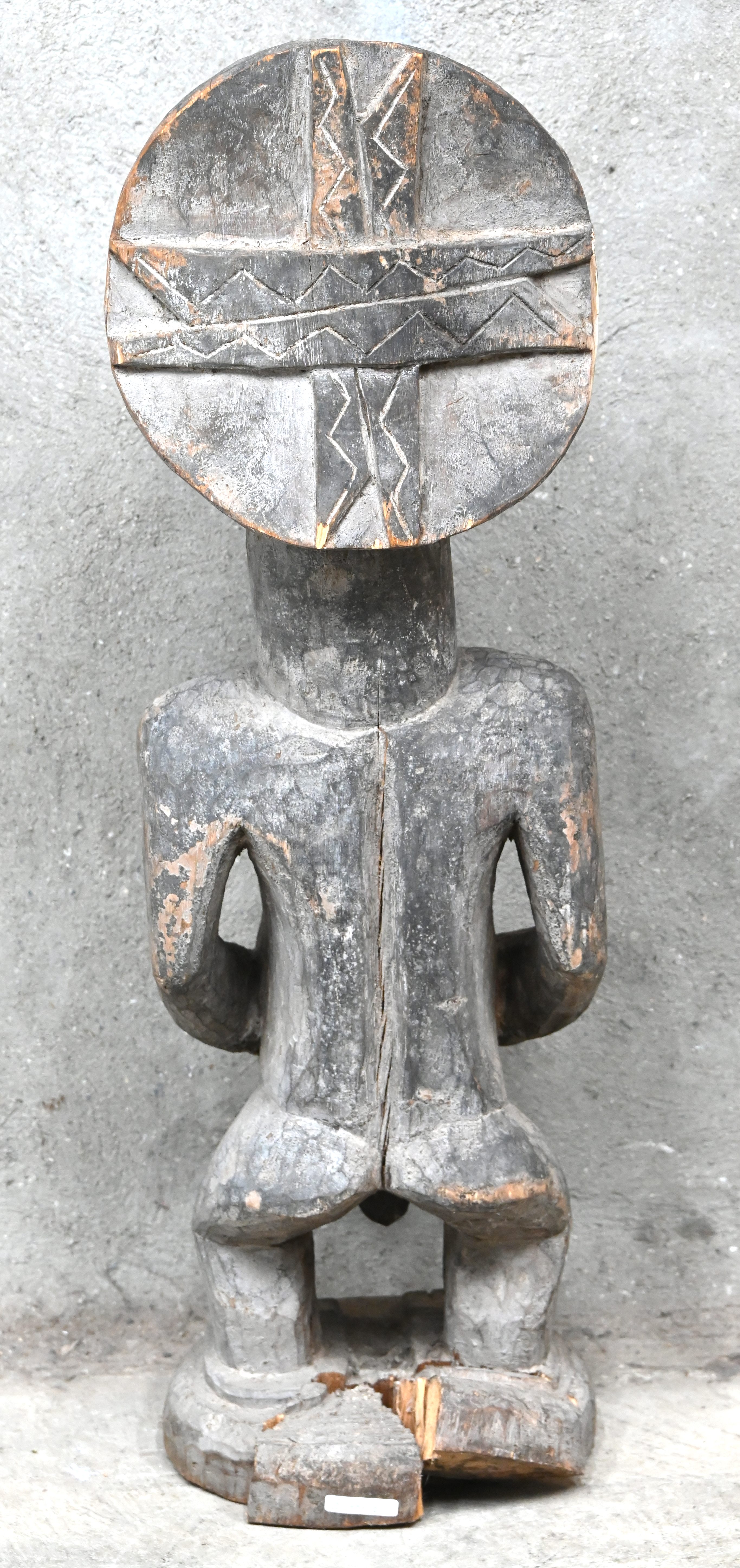 Een gesculpteerd houten Hemba voorouderbeeld, DRC. Gebarsten aan het voetstuk Een gesculpteerd houten Hemba voorouderbeeld, DRC. Gebarsten aan het voetstuk.