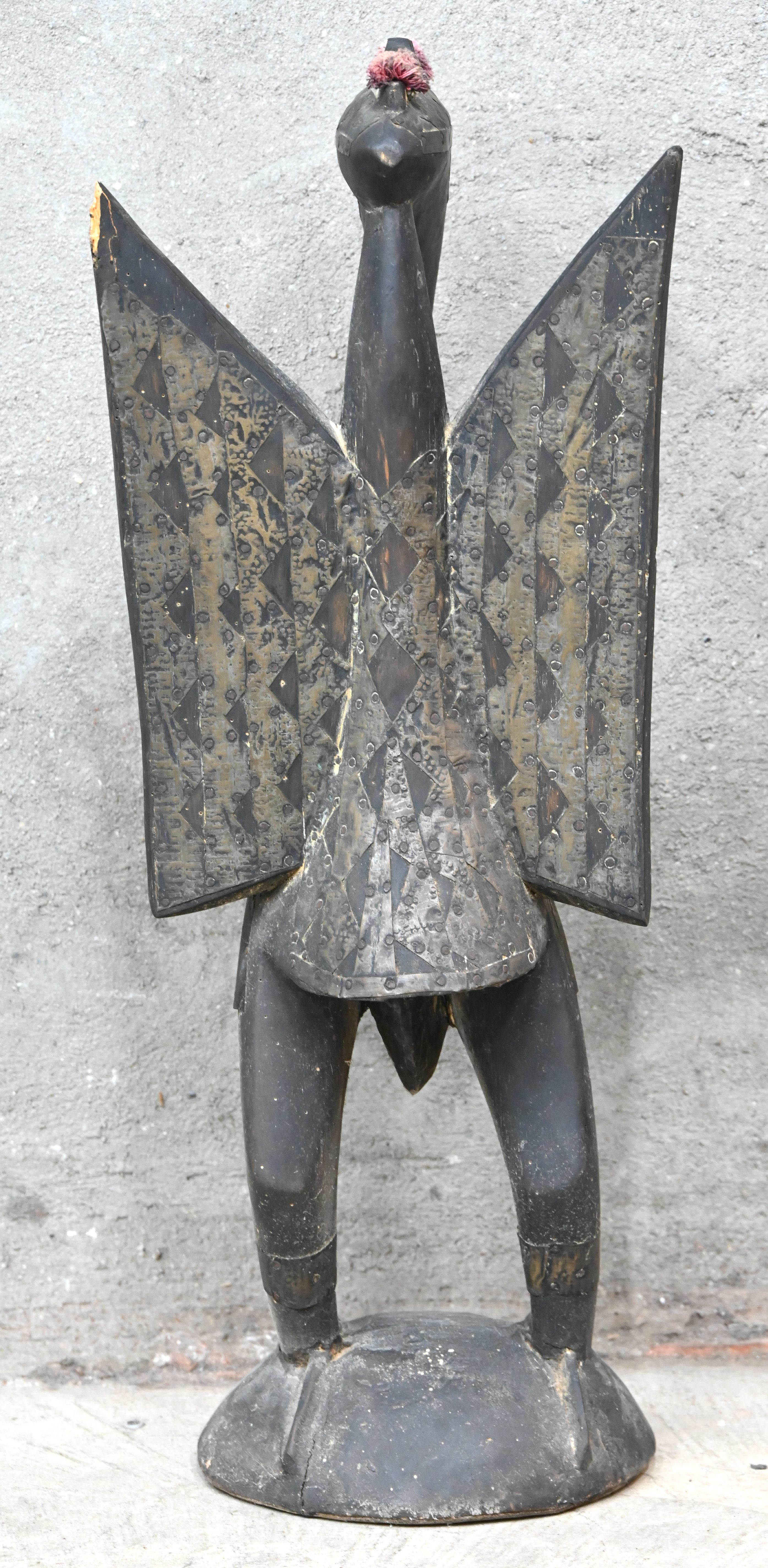Een gesculpteerd houten Senufo-neushoornvogel beeld, met koper beslagen. West Afrikaans Een gesculpteerd houten Senufo-neushoornvogel beeld, met koper beslagen. West Afrikaans.
