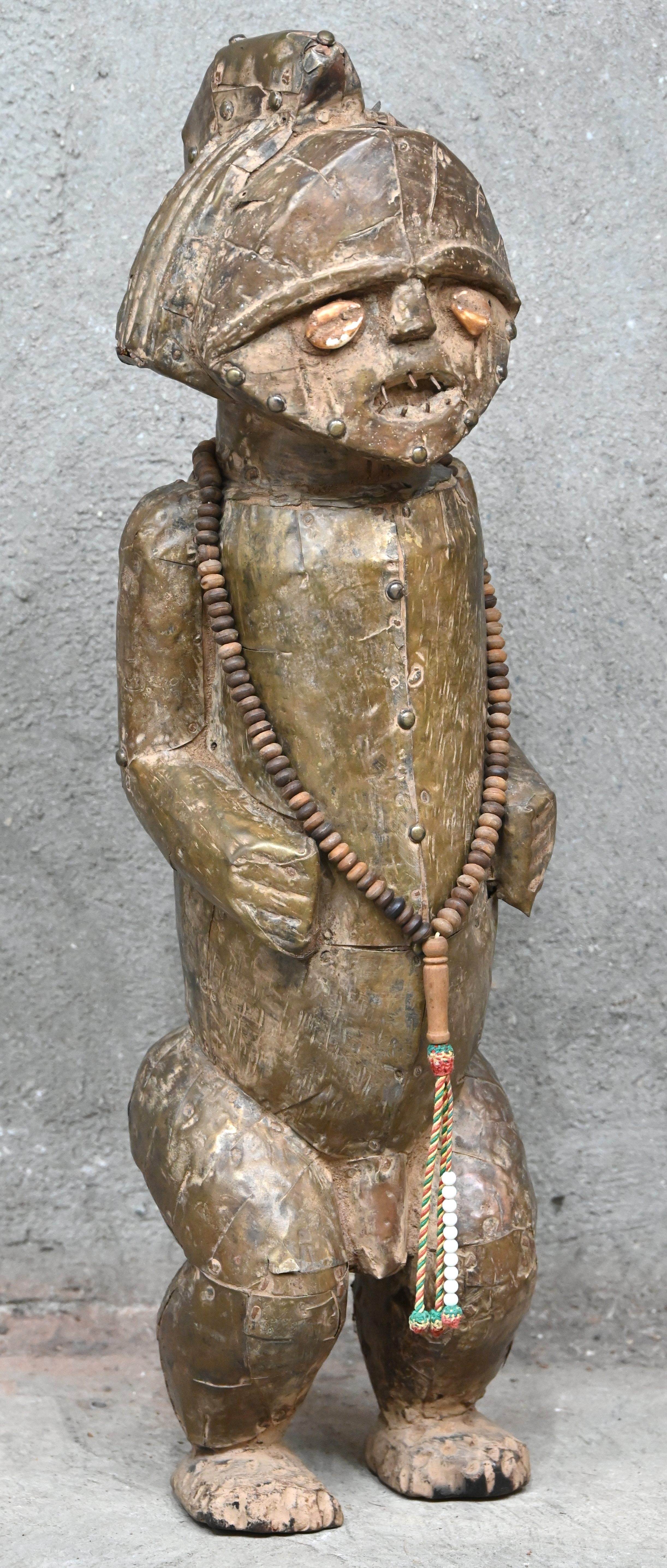 Een gesculpteerd houten Ambete fetish beeld, Gabon of DRC Een gesculpteerd houten Ambete fetish beeld, Gabon of DRC.