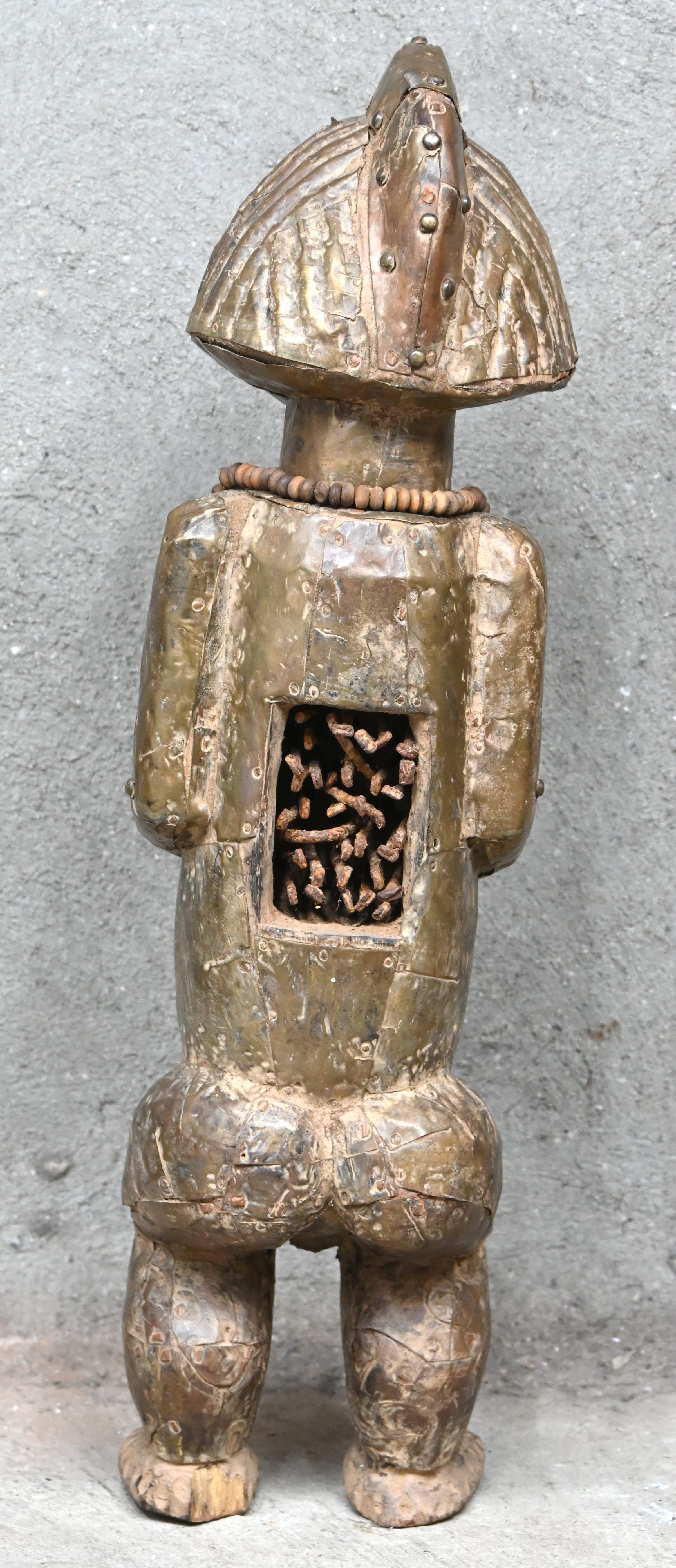 Een gesculpteerd houten Ambete fetish beeld, Gabon of DRC Een gesculpteerd houten Ambete fetish beeld, Gabon of DRC.