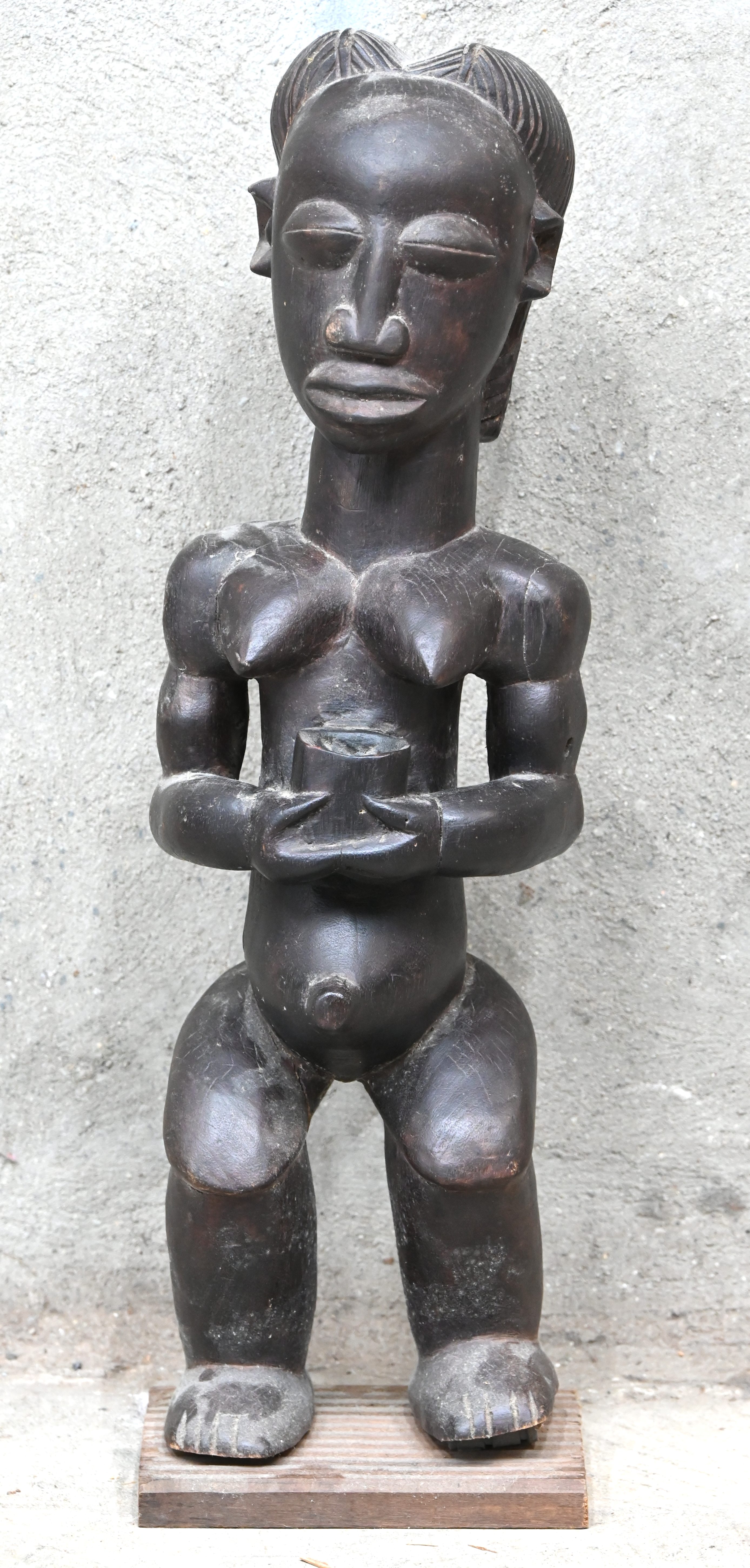 Een gesculpteerd houten Afrikaans beeld, DRC Een gesculpteerd houten Afrikaans beeld, DRC.
