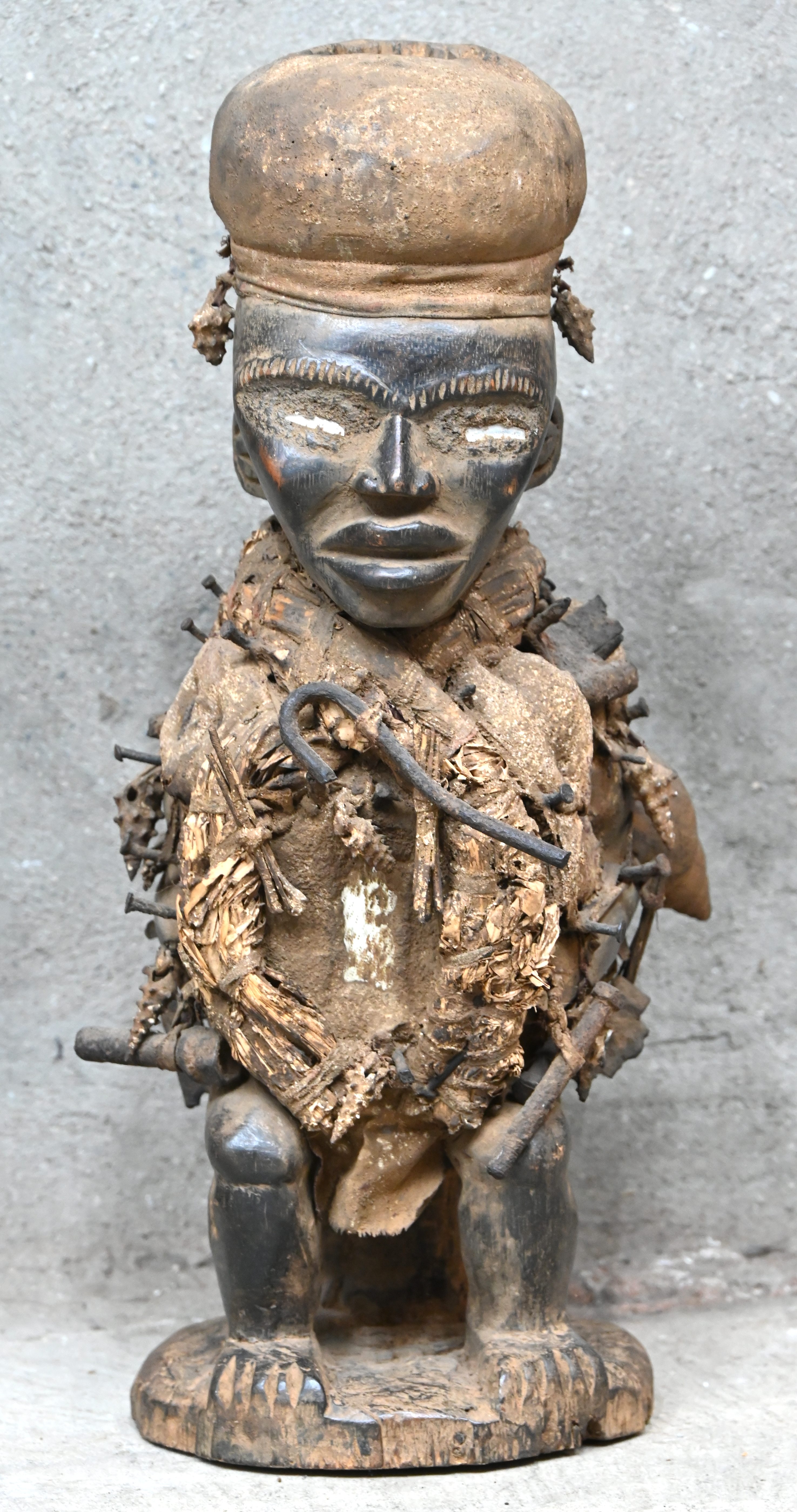 Een gesculpteerd houten Afrikaans fetishbeeld, Nkisi Nkondi (nagelfetish), van de Bakongo. DRC Een gesculpteerd houten Afrikaans fetishbeeld, Nkisi Nkondi (nagelfetish), van de Bakongo. DRC.