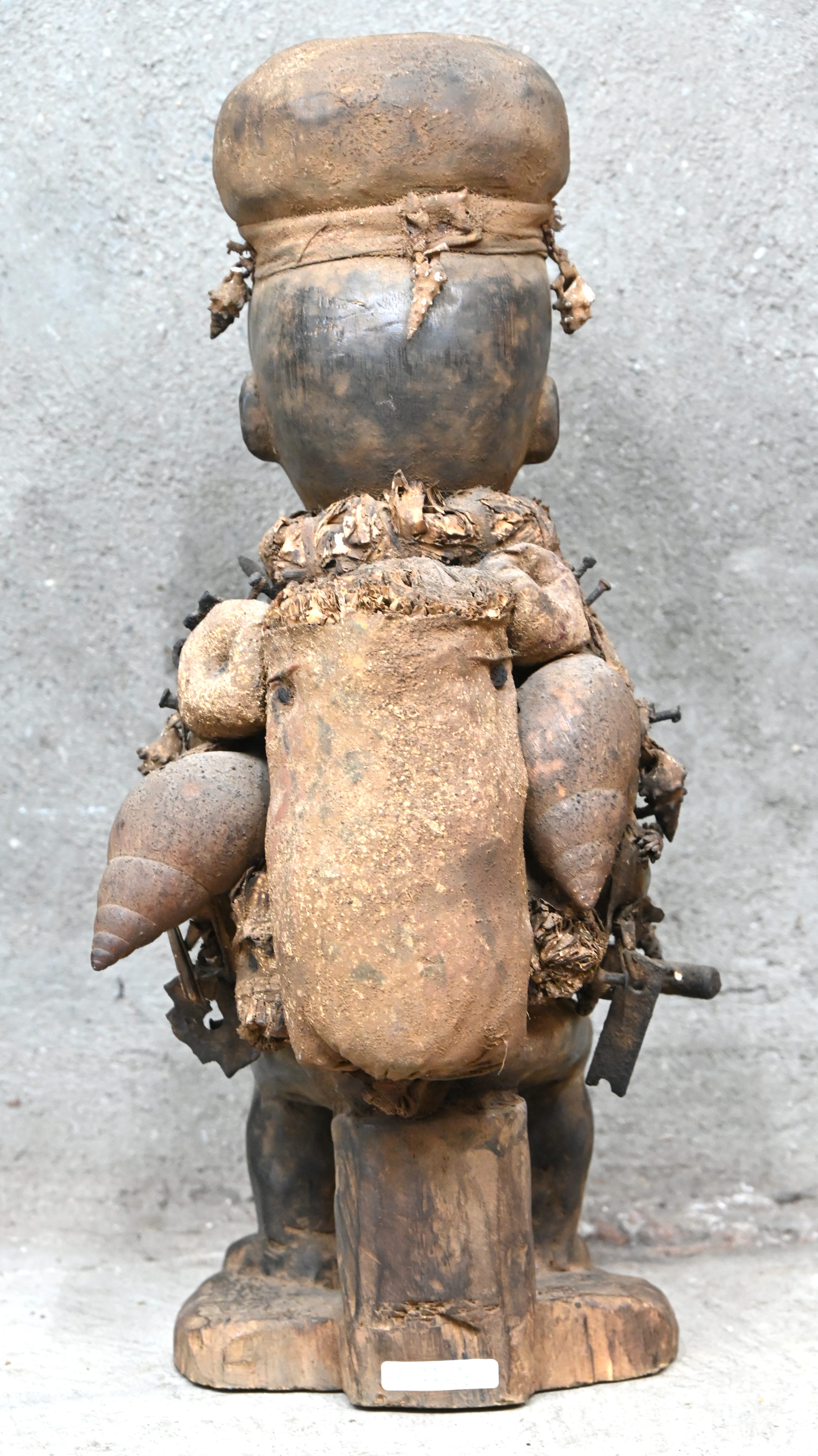 Een gesculpteerd houten Afrikaans fetishbeeld, Nkisi Nkondi (nagelfetish), van de Bakongo. DRC Een gesculpteerd houten Afrikaans fetishbeeld, Nkisi Nkondi (nagelfetish), van de Bakongo. DRC.