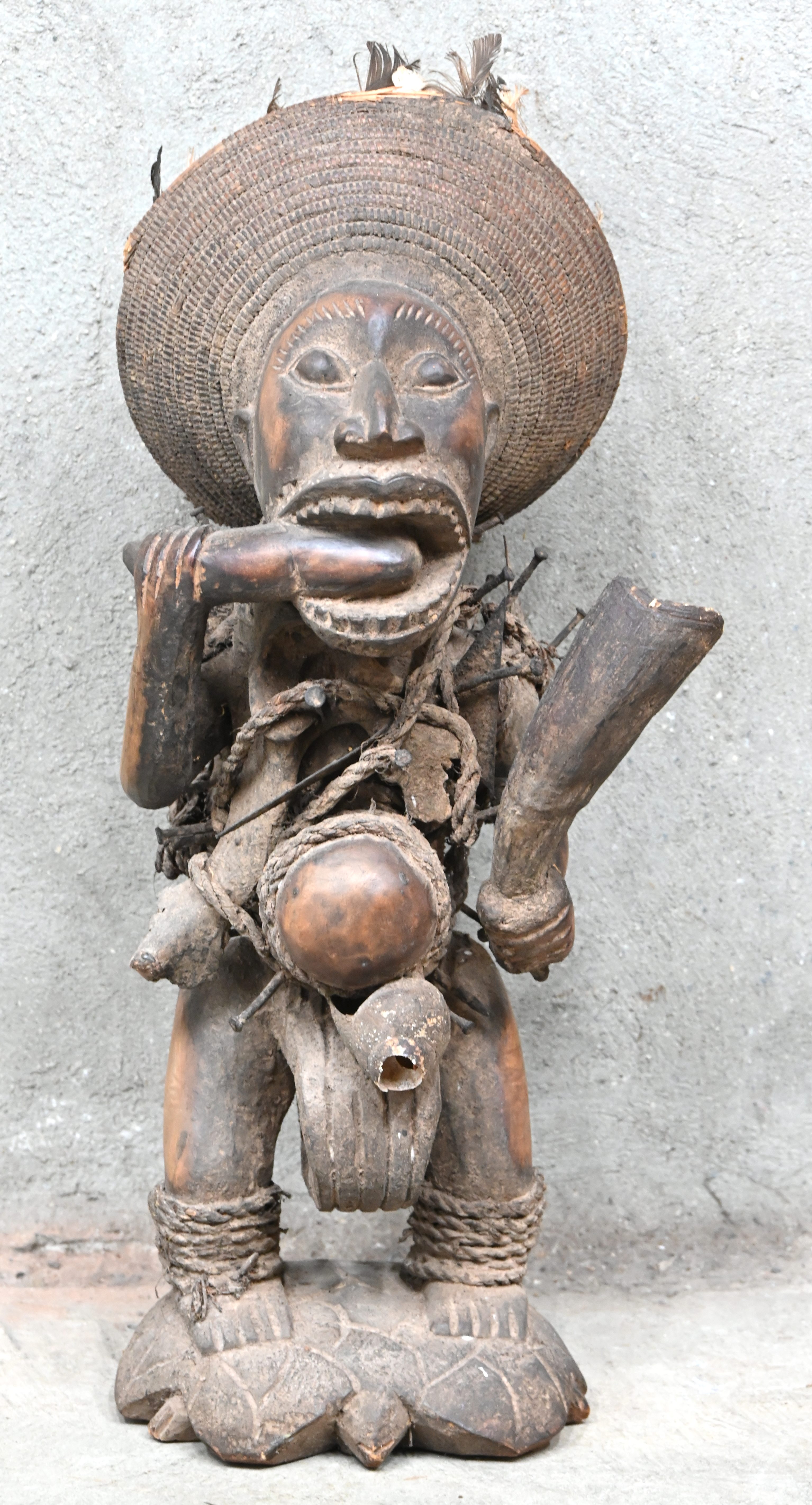Een gesculpteerd houten Afrikaans fetishbeeld, Nkisi Nkondi (nagelfetish), van de Bakongo. DRC Een gesculpteerd houten Afrikaans fetishbeeld, Nkisi Nkondi (nagelfetish), van de Bakongo. DRC.
