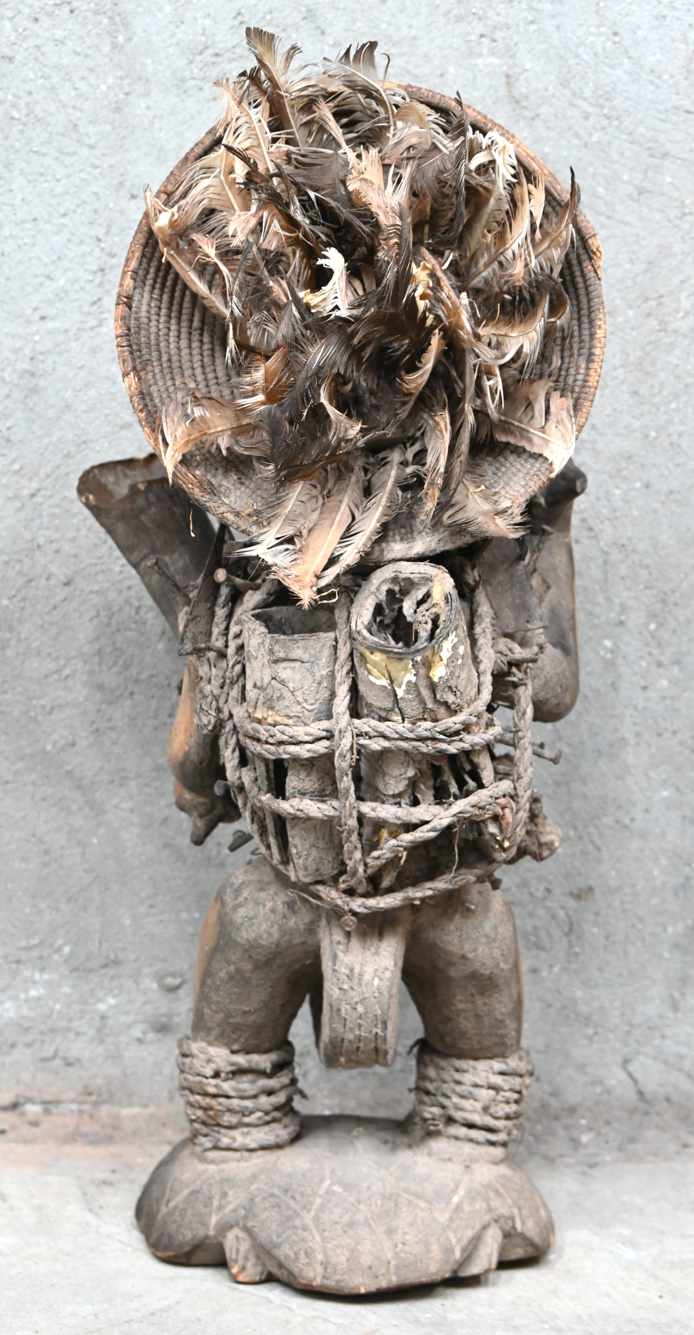 Een gesculpteerd houten Afrikaans fetishbeeld, Nkisi Nkondi (nagelfetish), van de Bakongo. DRC Een gesculpteerd houten Afrikaans fetishbeeld, Nkisi Nkondi (nagelfetish), van de Bakongo. DRC.
