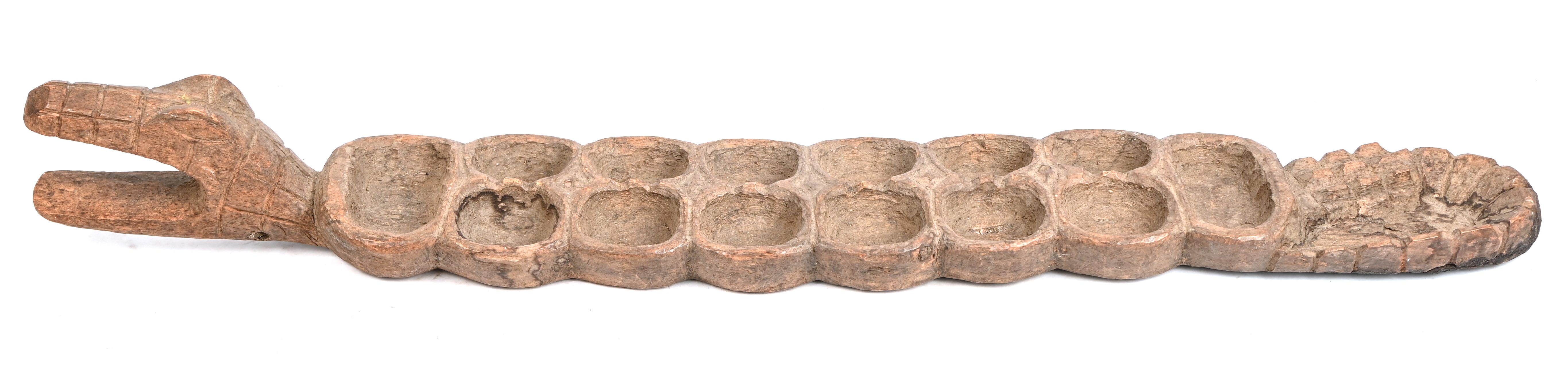 Een gesculpteerd houten mancala spel in de vorm van een krokodil Een gesculpteerd houten mancala spel in de vorm van een krokodil.