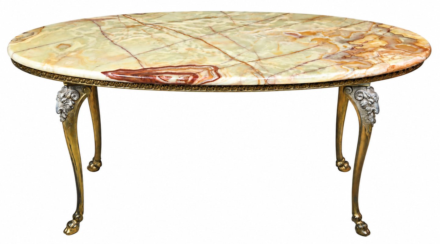Een ovalen salontafel in Lodewijk XV-stijl met onyxen blad Een ovalen salontafel in Lodewijk XV-stijl met onyxen blad.