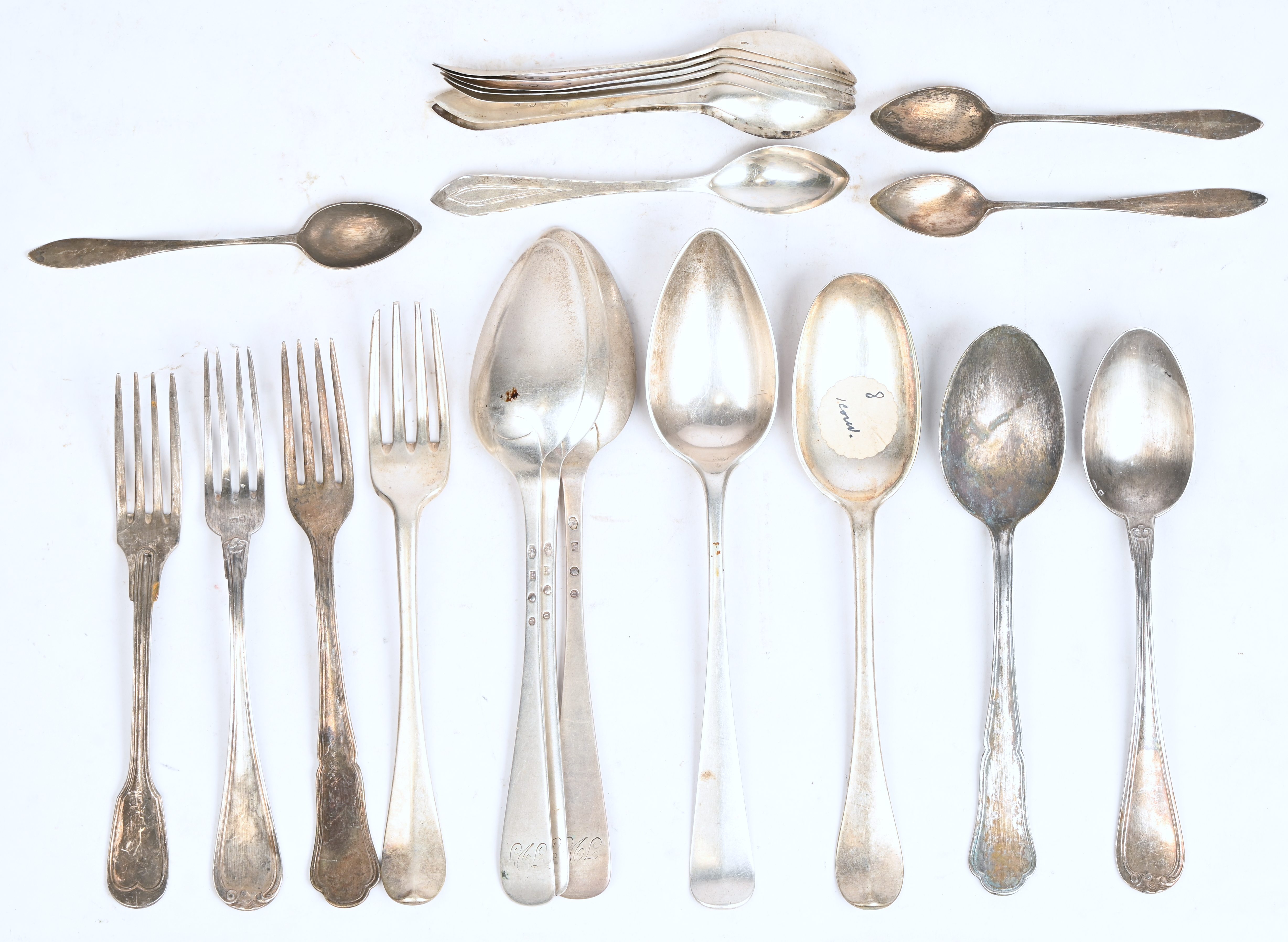 Zilver bestek. Bestaande uit elf kleine lepeltjes, twee slalepels, vijf tafellepels en vier vorken. Verschillende reeksen en markeringen waaronder Nederlands en Duits. Met een gezamenlijk gewicht van 640 gram Zilver bestek. Bestaande uit elf kleine lepeltjes, twee slalepels, vijf tafellepels en vier vorken. Verschillende reeksen en markeringen waaronder Nederlands en Duits. Met een gezamenlijk gewicht van 640 gram.