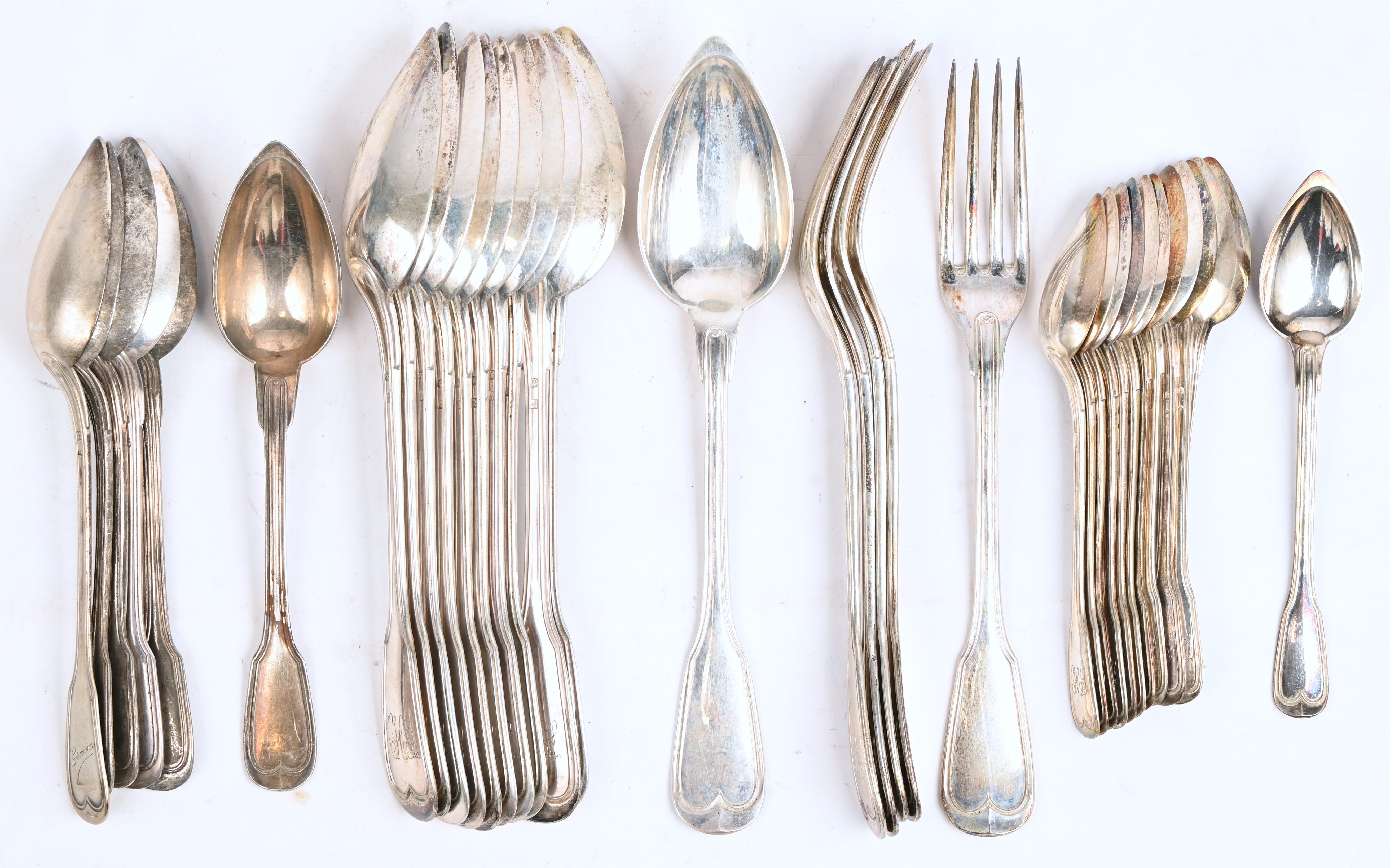 Zilver bestek. Bestaande uit 12 koffielepeltjes (Delheid), 3 slavorken, 6 slalepels, 5 tafelvorken (gemerkt A800) en 11 tafellepels (gemerkt A800). Met een gezamenlijk gewicht van 1535 gram Zilver bestek. Bestaande uit 12 koffielepeltjes (Delheid), 3 slavorken, 6 slalepels, 5 tafelvorken (gemerkt A800) en 11 tafellepels (gemerkt A800). Met een gezamenlijk gewicht van 1535 gram.