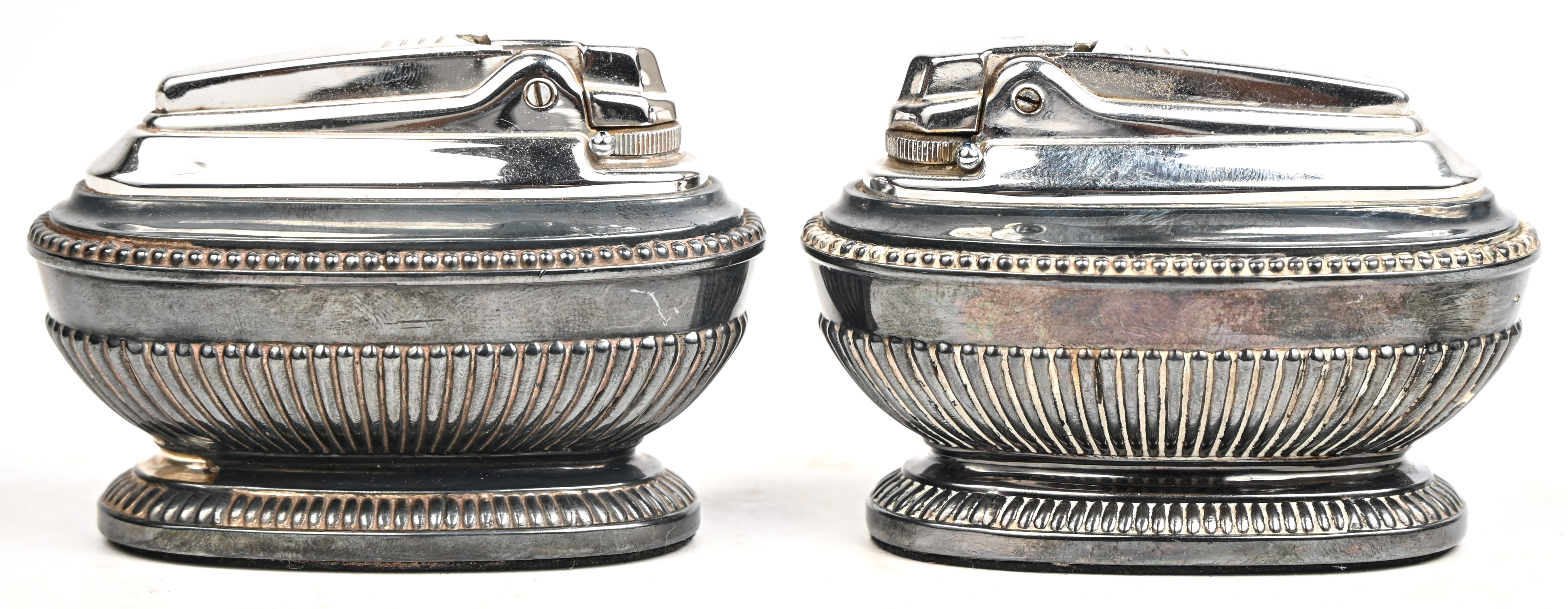 Twee verzilverd metalen tafelaanstekers gemerkt Ronson Twee verzilverd metalen tafelaanstekers gemerkt Ronson.