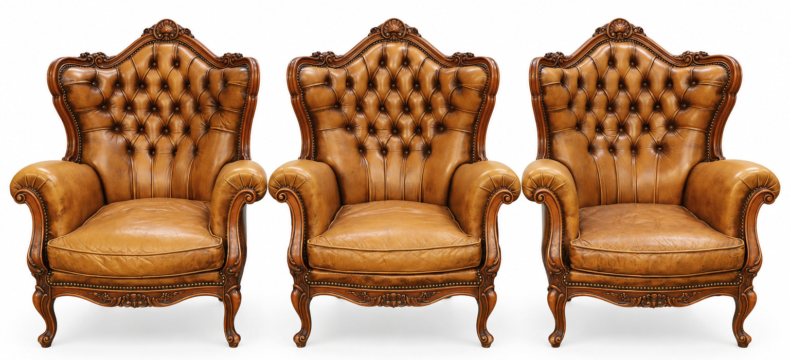 Drie zetels in Louis XV-stijl, gesculpteerd houten en gecapitoneerd leder Drie zetels in Louis XV-stijl, gesculpteerd houten en gecapitoneerd leder.