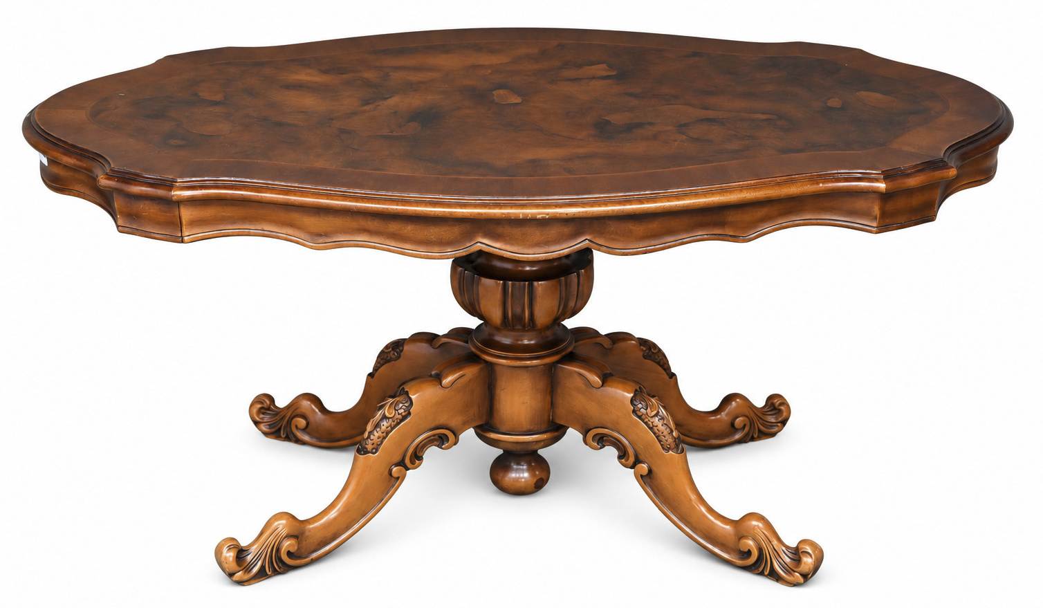 Een massief houten salontafel met gesculpteerde delen Een massief houten salontafel met gesculpteerde delen.