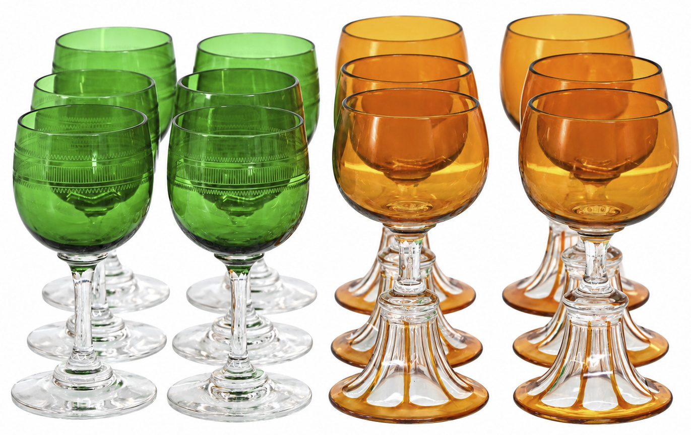 Zes amberkleurige kristallen roemers op tulpvoet. toegevoegd zes groene kristallen glaasjes met geslepen decor (één met beschadigde voet) Zes amberkleurige kristallen roemers op tulpvoet. toegevoegd zes groene kristallen glaasjes met geslepen decor (één met beschadigde voet).