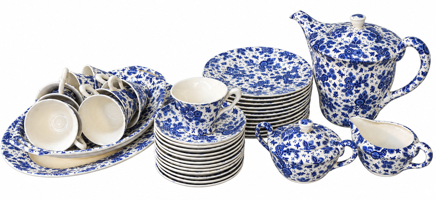 Een dessertservies, blauwe bloemen op witte achtergrond, gemerkt Societé ceramique Maestricht, made in Holland, model Beatrix. Bestaande uit 1 koffiepot, 1 melkkannetje, 1 suikerpot, 2 schalen, 10 tassen, 12 ondertassen en 12 dessertborden Een dessertservies, blauwe bloemen op witte achtergrond, gemerkt Societé ceramique Maestricht, made in Holland, model Beatrix. Bestaande uit 1 koffiepot, 1 melkkannetje, 1 suikerpot, 2 schalen, 10 tassen, 12 ondertassen en 12 dessertborden.