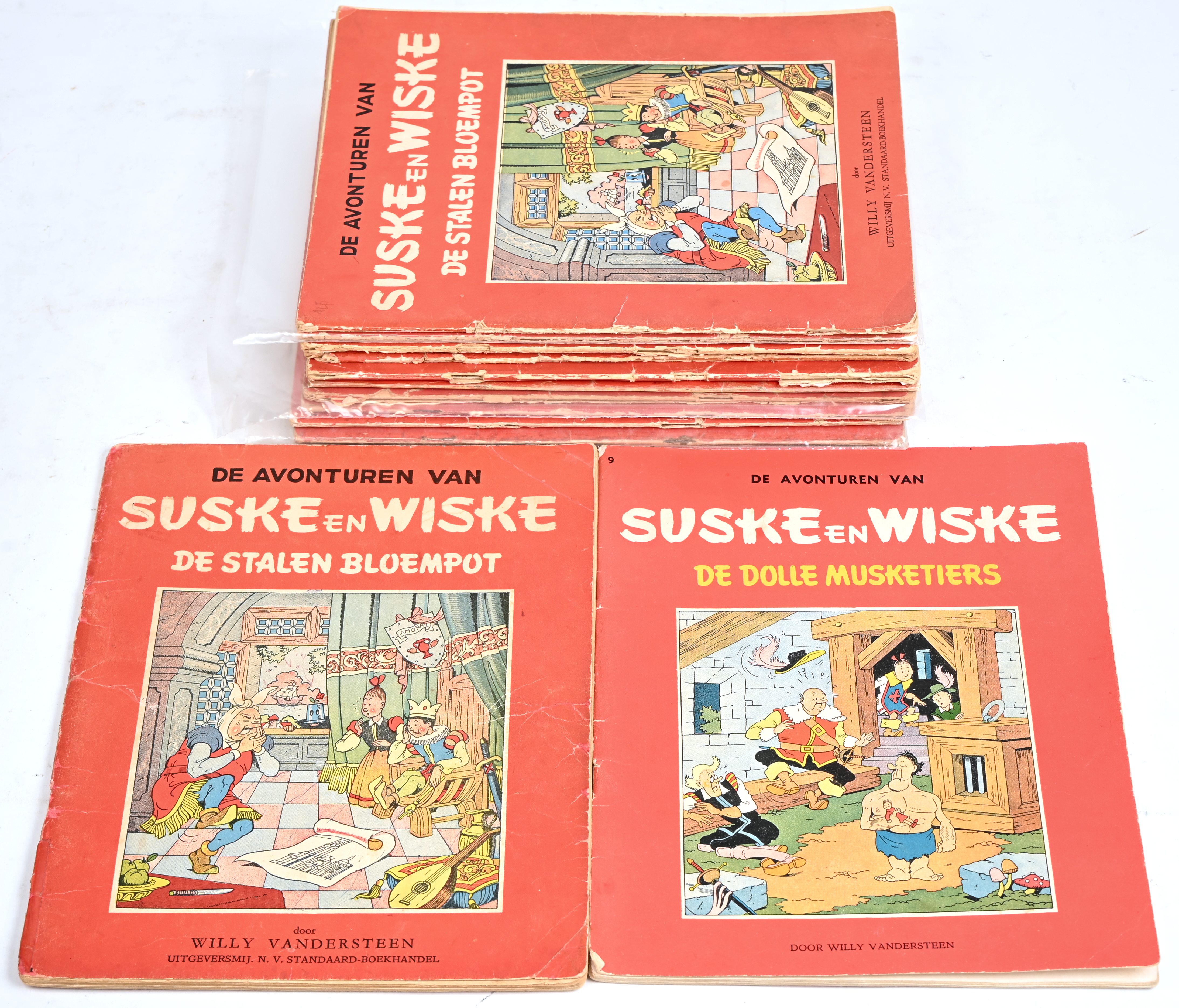 Twaalf ‘Suske & Wiske’ albums. In redelijke tot matige staat. ‘De Mottenvanger’, ‘De Spokenjagers’, ‘De Brullende Berg’ (2X), ‘De Tamtamklopper’, ‘De Kleppende Klipper’, ‘De Straatridder’, ‘De Duistere Diamant’, ‘De Stalen Bloempot’ (2X), ‘De Knokkersburcht’ en ‘De Dolle Musketiers’ Twaalf ‘Suske & Wiske’ albums. In redelijke tot matige staat. ‘De Mottenvanger’, ‘De Spokenjagers’, ‘De Brullende Berg’ (2X), ‘De Tamtamklopper’, ‘De Kleppende Klipper’, ‘De Straatridder’, ‘De Duistere Diamant’, ‘De Stalen Bloempot’ (2X), ‘De Knokkersburcht’ en ‘De Dolle Musketiers’.