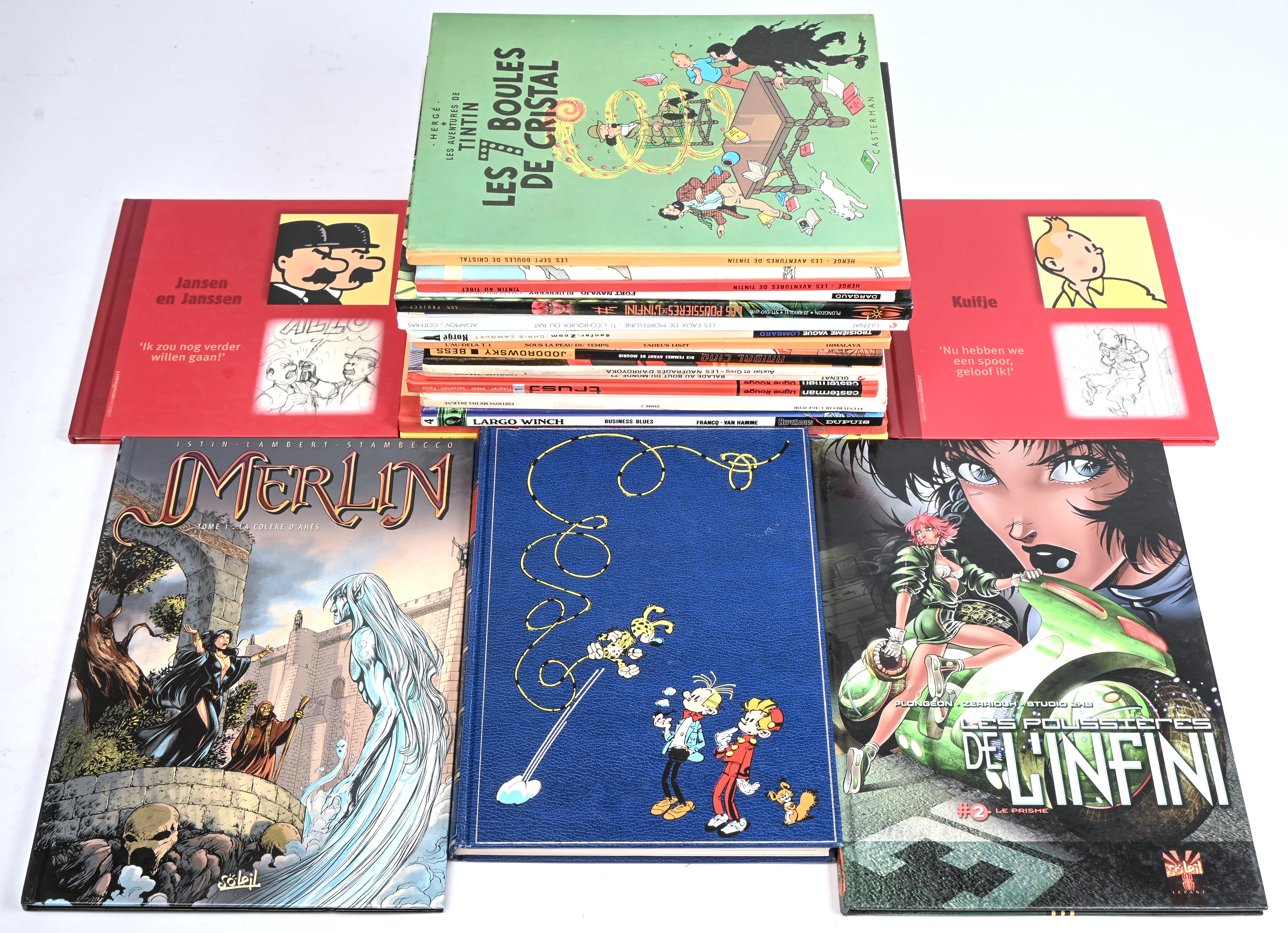 Een partij stripalbums, grotendeels franstalige hardcovers. Verschillende auteurs en uitgeverijen. Met o.a. titels van de reeksen ‘Spirou et Fantasio’, ‘Largo Winch’, ‘Trust’, ‘Alvin Norge’, ‘Tin Tin’ en anderen Een partij stripalbums, grotendeels franstalige hardcovers. Verschillende auteurs en uitgeverijen. Met o.a. titels van de reeksen ‘Spirou et Fantasio’, ‘Largo Winch’, ‘Trust’, ‘Alvin Norge’, ‘Tin Tin’ en anderen.