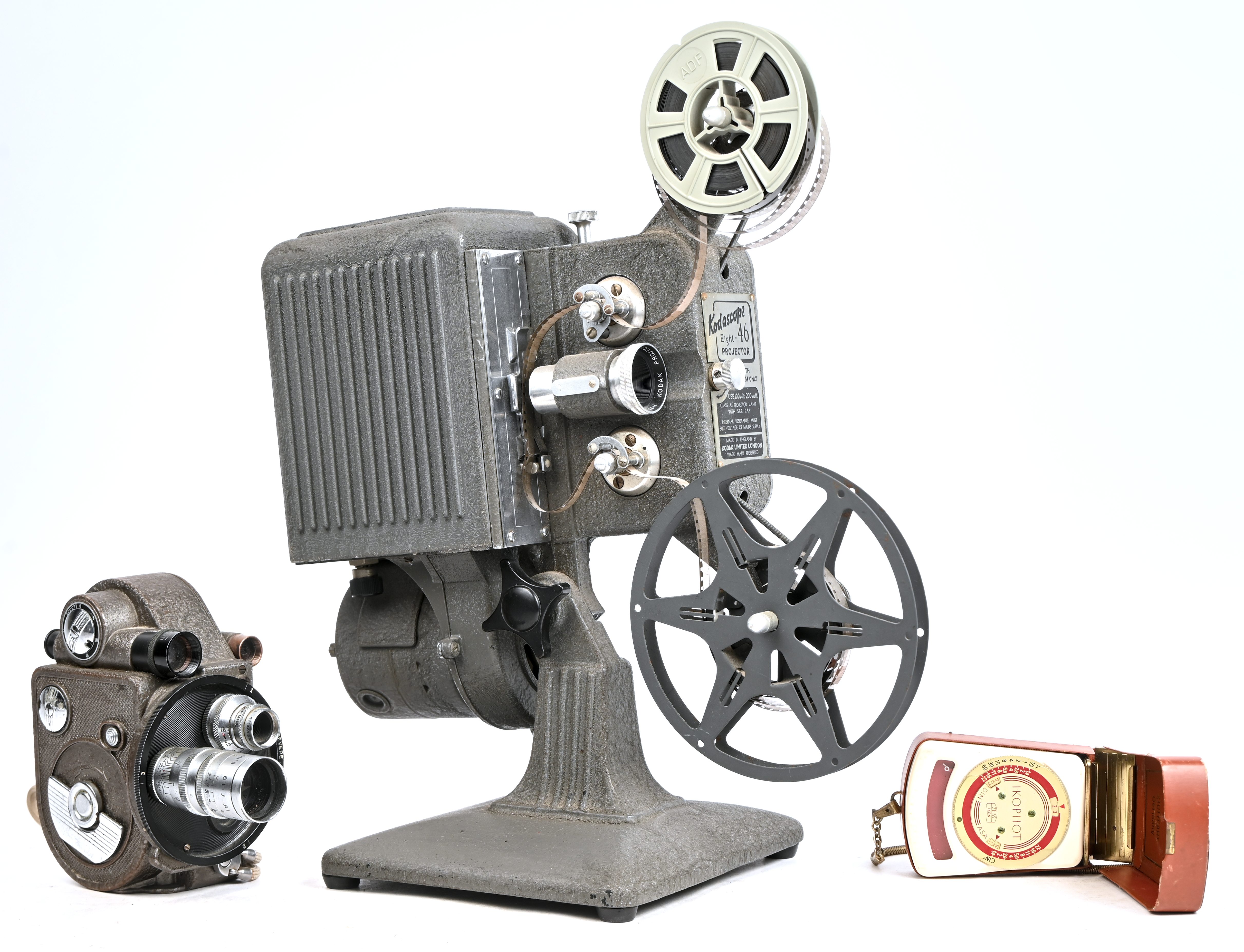 Een lot oud filmmaterieel bestaande uit een ‘Revere eight’ filmcamera, een ‘Kodascope Eight-46’ filmprojector en een ‘Ikophot, zeiss Ikon’ lichtmeter Een lot oud filmmaterieel bestaande uit een ‘Revere eight’ filmcamera, een ‘Kodascope Eight-46’ filmprojector en een ‘Ikophot, zeiss Ikon’ lichtmeter.