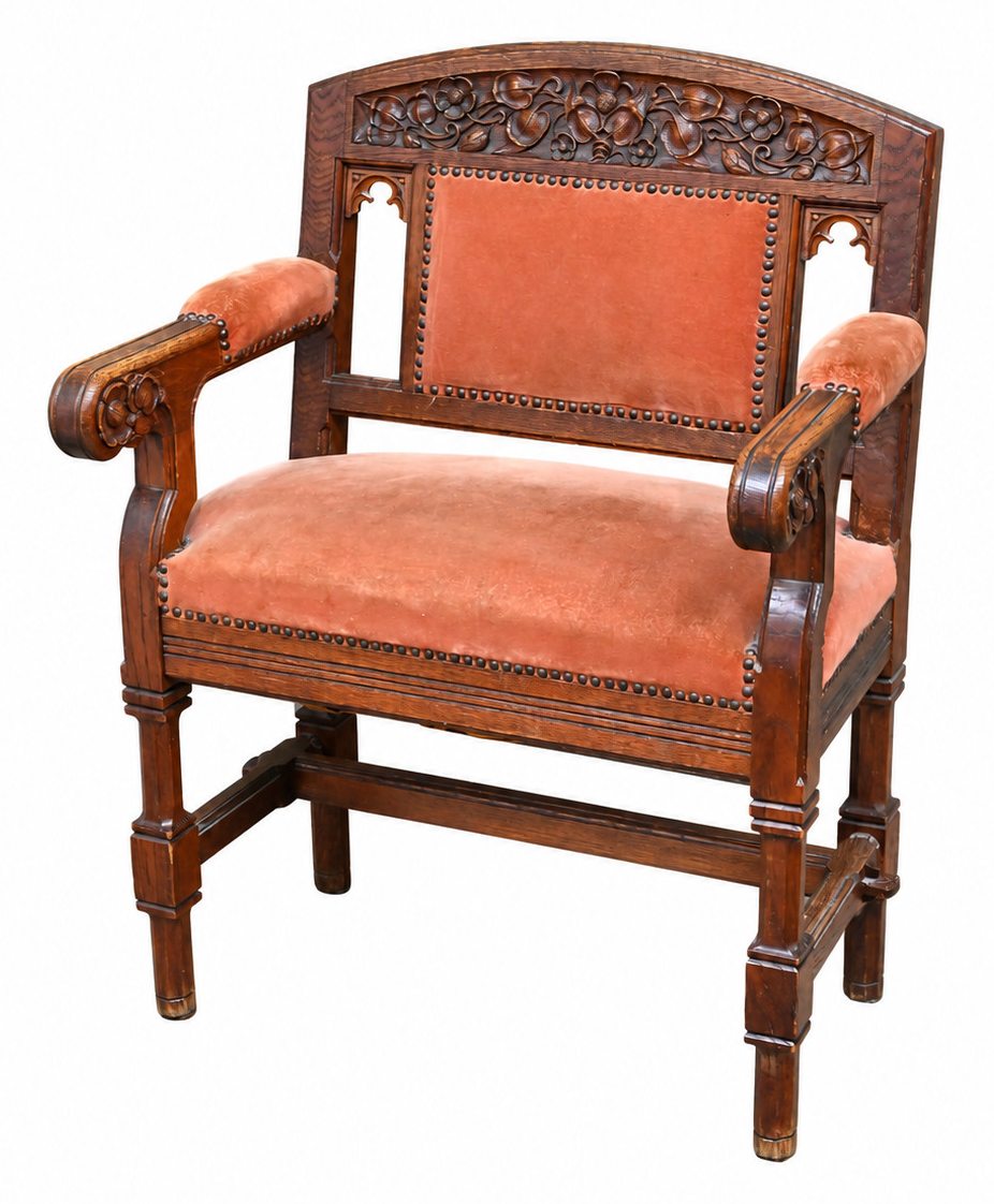 Een gebeeldhouwde eikenhouten stoel. Gebogen rug, bekleed met baksteenrood fluweel Een gebeeldhouwde eikenhouten stoel. Gebogen rug, bekleed met baksteenrood fluweel.