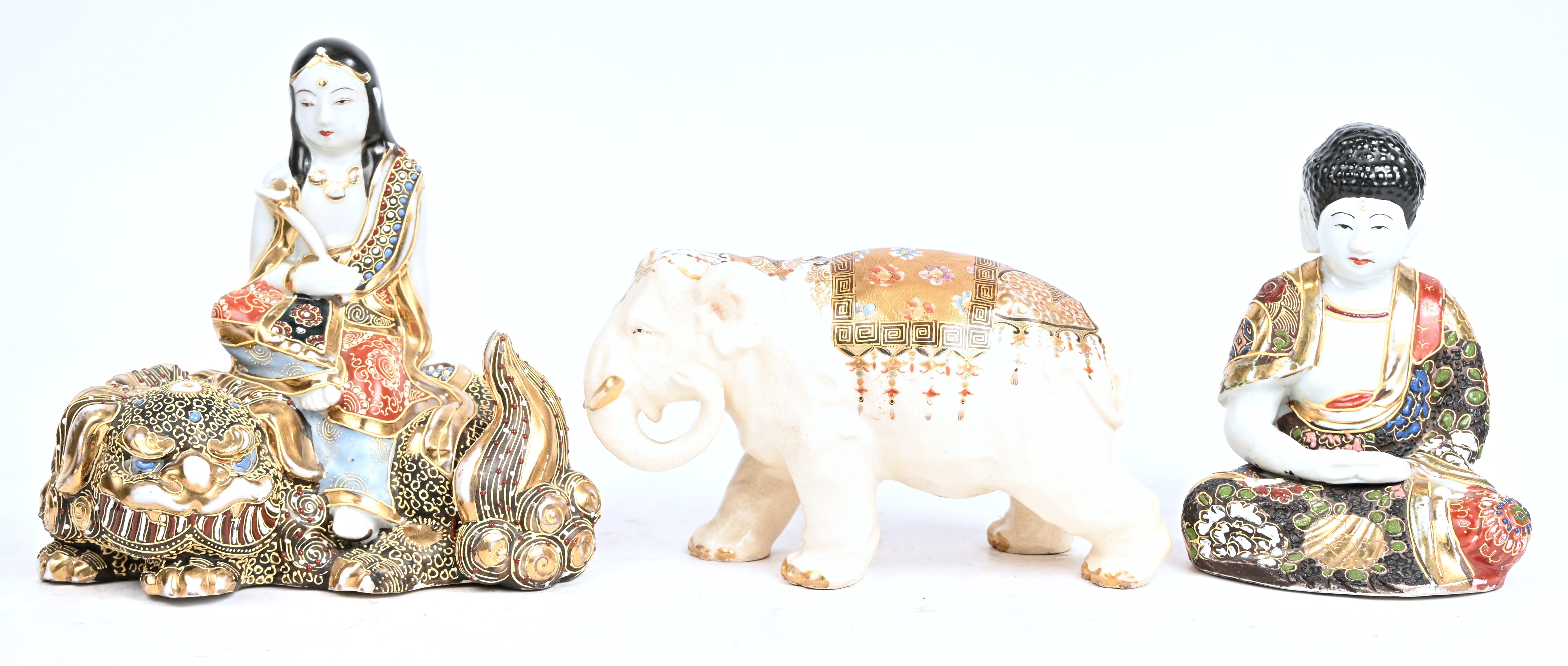 Een lot Japans Satsuma porselein, bestaande uit de godin Kannon zittend op een Shishi, een Boeddha en een olifant Een lot Japans Satsuma porselein, bestaande uit de godin Kannon zittend op een Shishi, een Boeddha en een olifant.