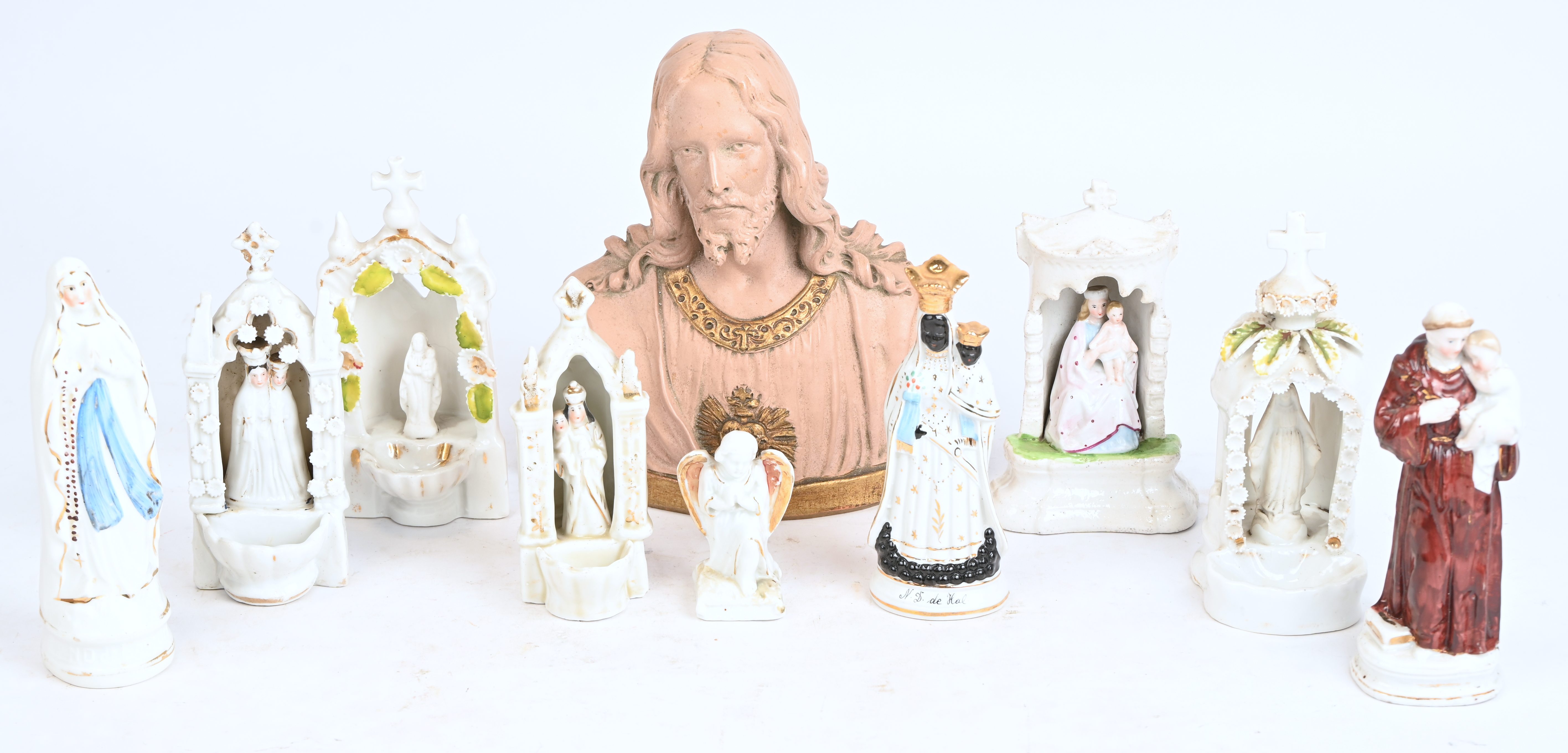 Negen porseleinen heiligenbeeldjes en wijwatervaatjes waarvan één met haarlijn. Toegevoegd een terracotta buste van Jezus Negen porseleinen heiligenbeeldjes en wijwatervaatjes waarvan één met haarlijn. Toegevoegd een terracotta buste van Jezus.