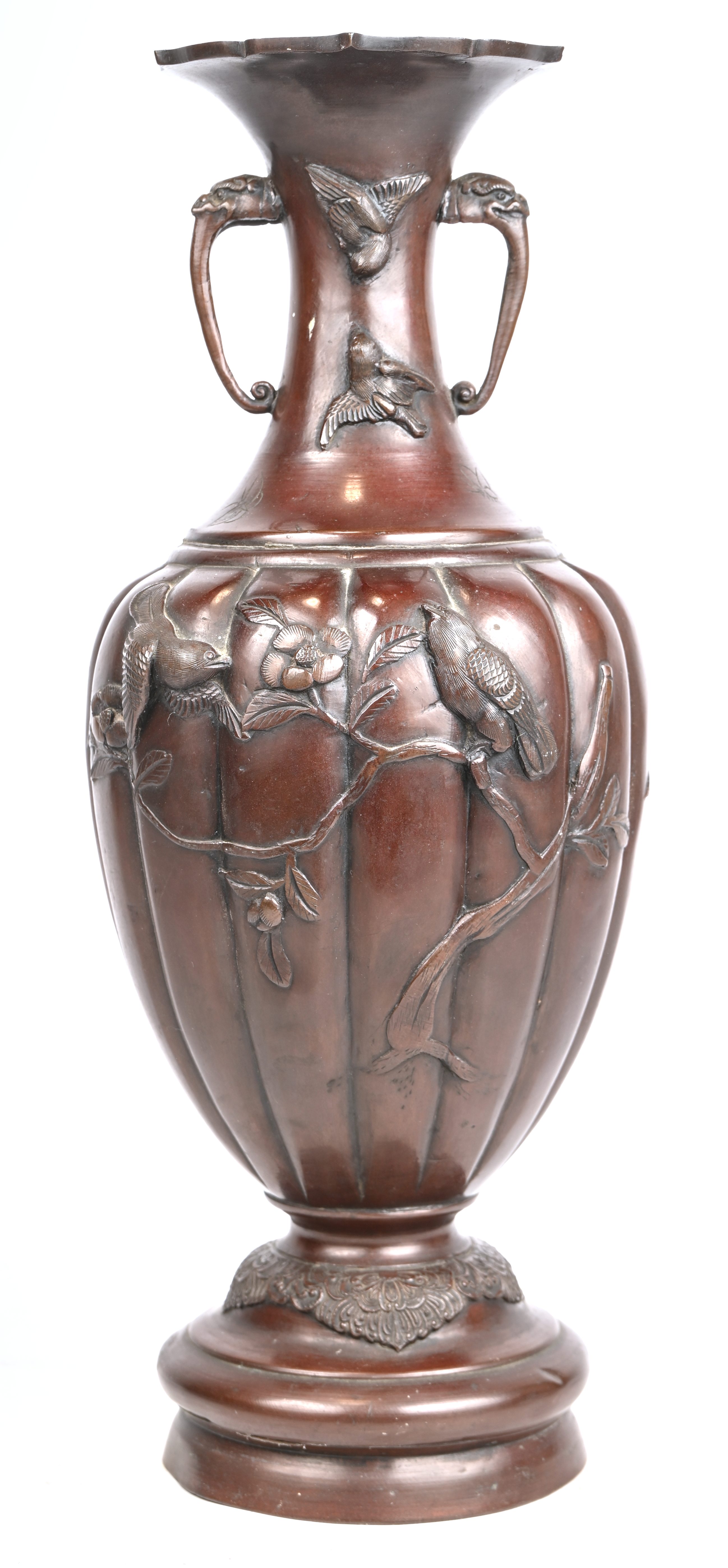 Een Japanse balustervaas uit kunstbrons met fauna en flora in het reliëf Een Japanse balustervaas uit kunstbrons met fauna en flora in het reliëf.