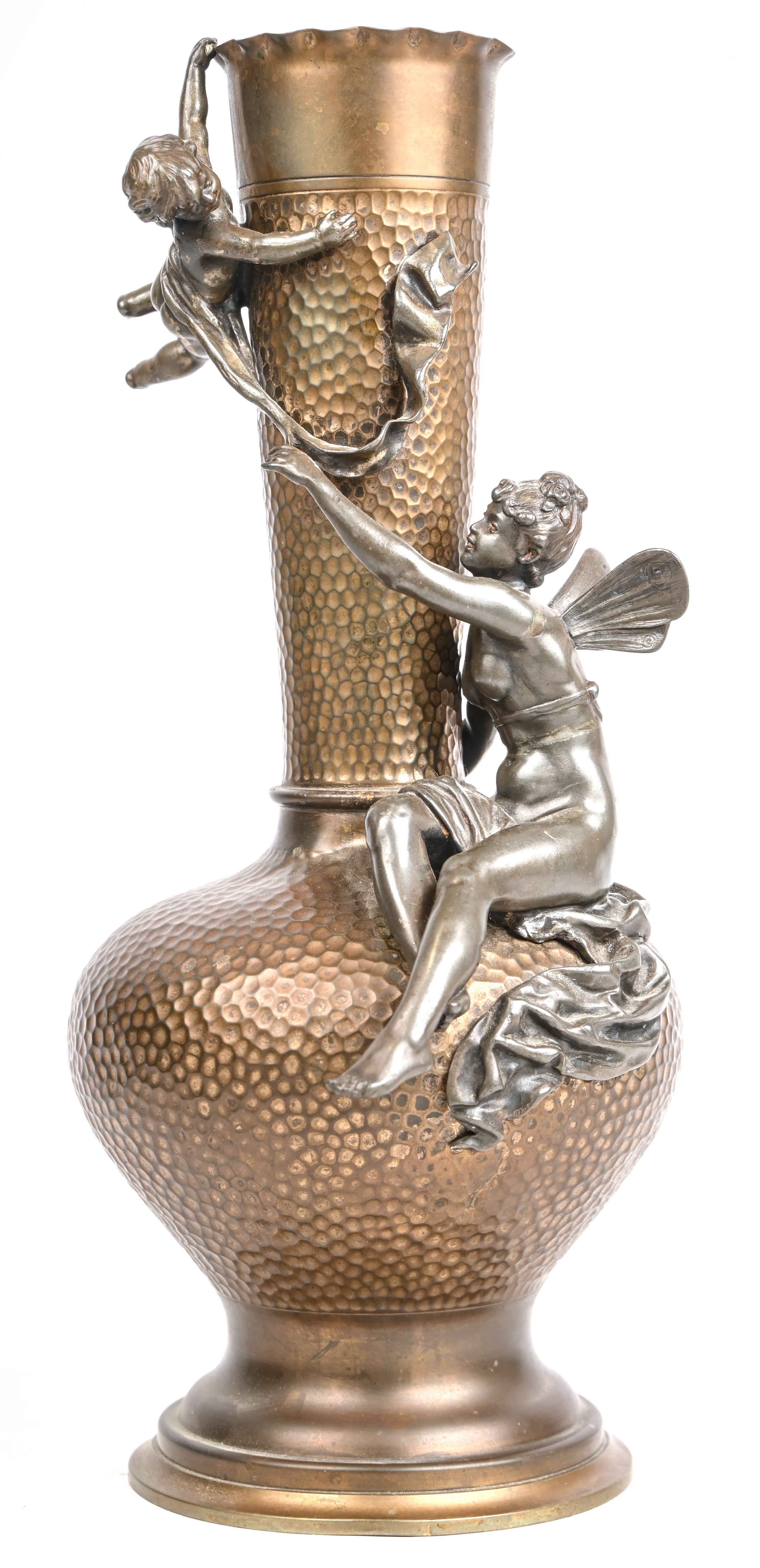 Een art-nouveau vaas met een reliëfdecoratie van een fee en een Cherubijntje. Gemerkt WMF. Vleugel manco (Cherubijn) Een art-nouveau vaas met een reliëfdecoratie van een fee en een Cherubijntje. Gemerkt WMF. Vleugel manco (Cherubijn).
