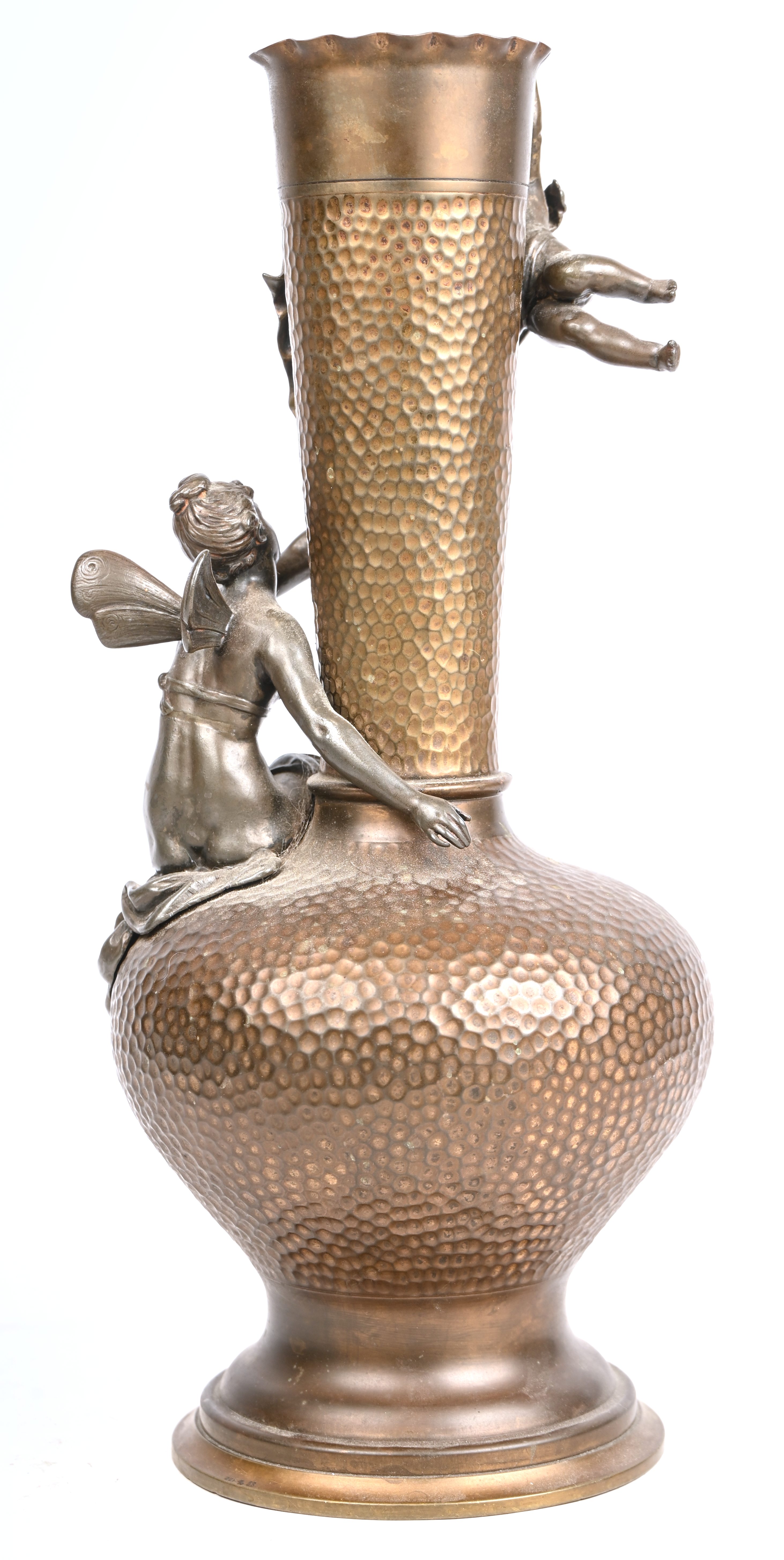 Een art-nouveau vaas met een reliëfdecoratie van een fee en een Cherubijntje. Gemerkt WMF. Vleugel manco (Cherubijn) Een art-nouveau vaas met een reliëfdecoratie van een fee en een Cherubijntje. Gemerkt WMF. Vleugel manco (Cherubijn).