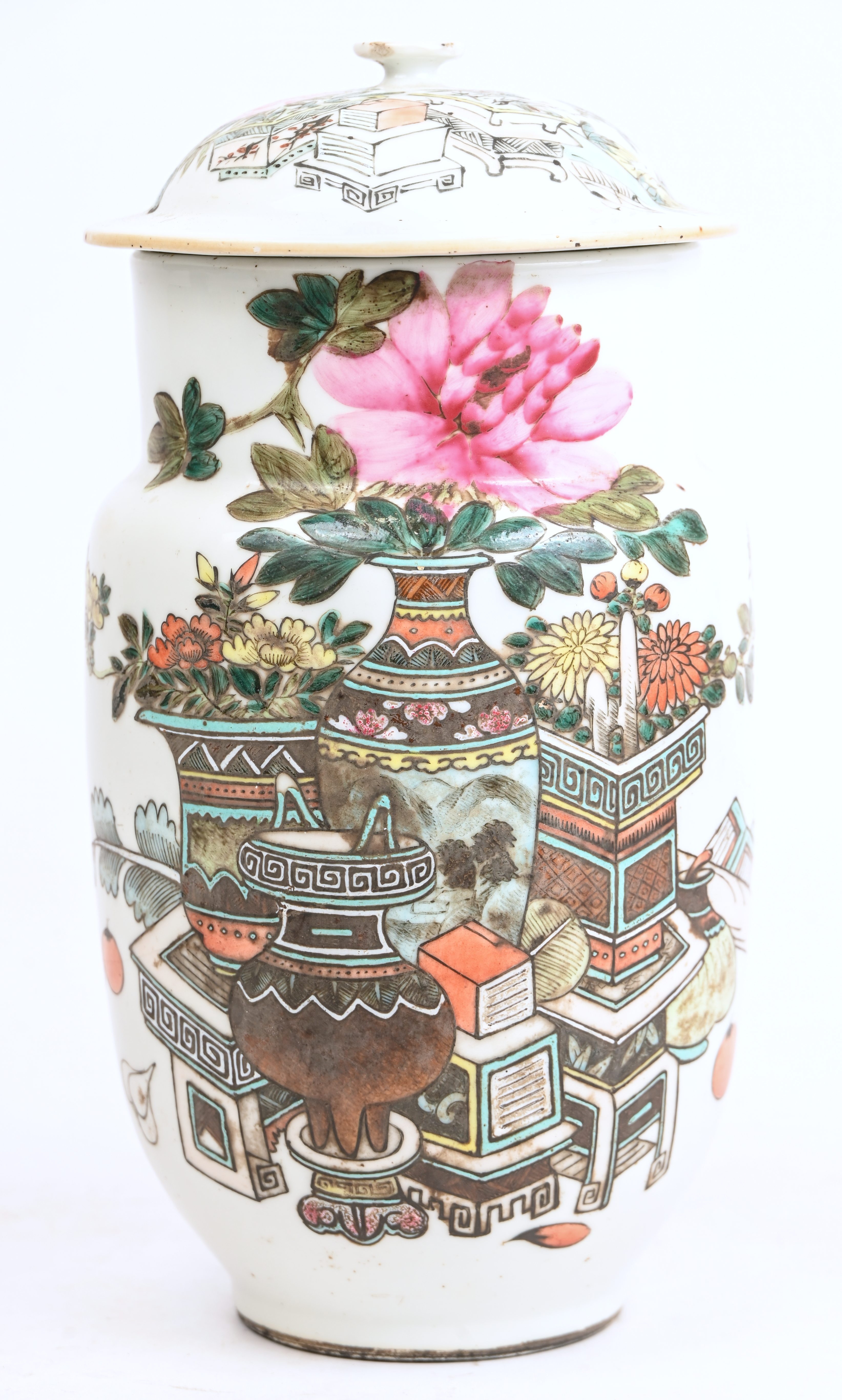 Een Chinees porseleinen dekselvaas met vazen en jardinières in het decor Een Chinees porseleinen dekselvaas met vazen en jardinières in het decor.
