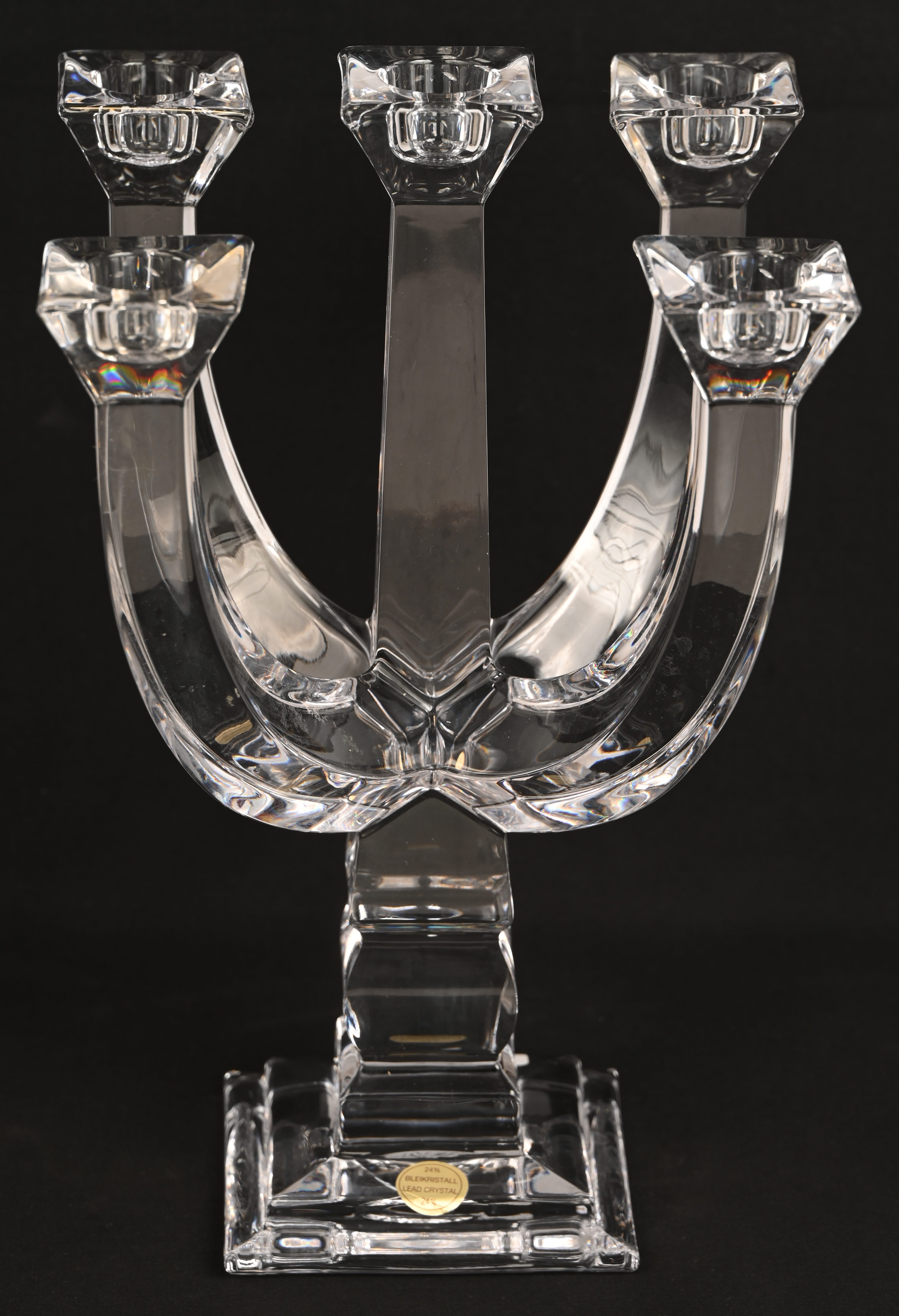 Een kandelaar met vier armen van kleurloos kristal. 24% bleikristal Een kandelaar met vier armen van kleurloos kristal. 24% bleikristal.