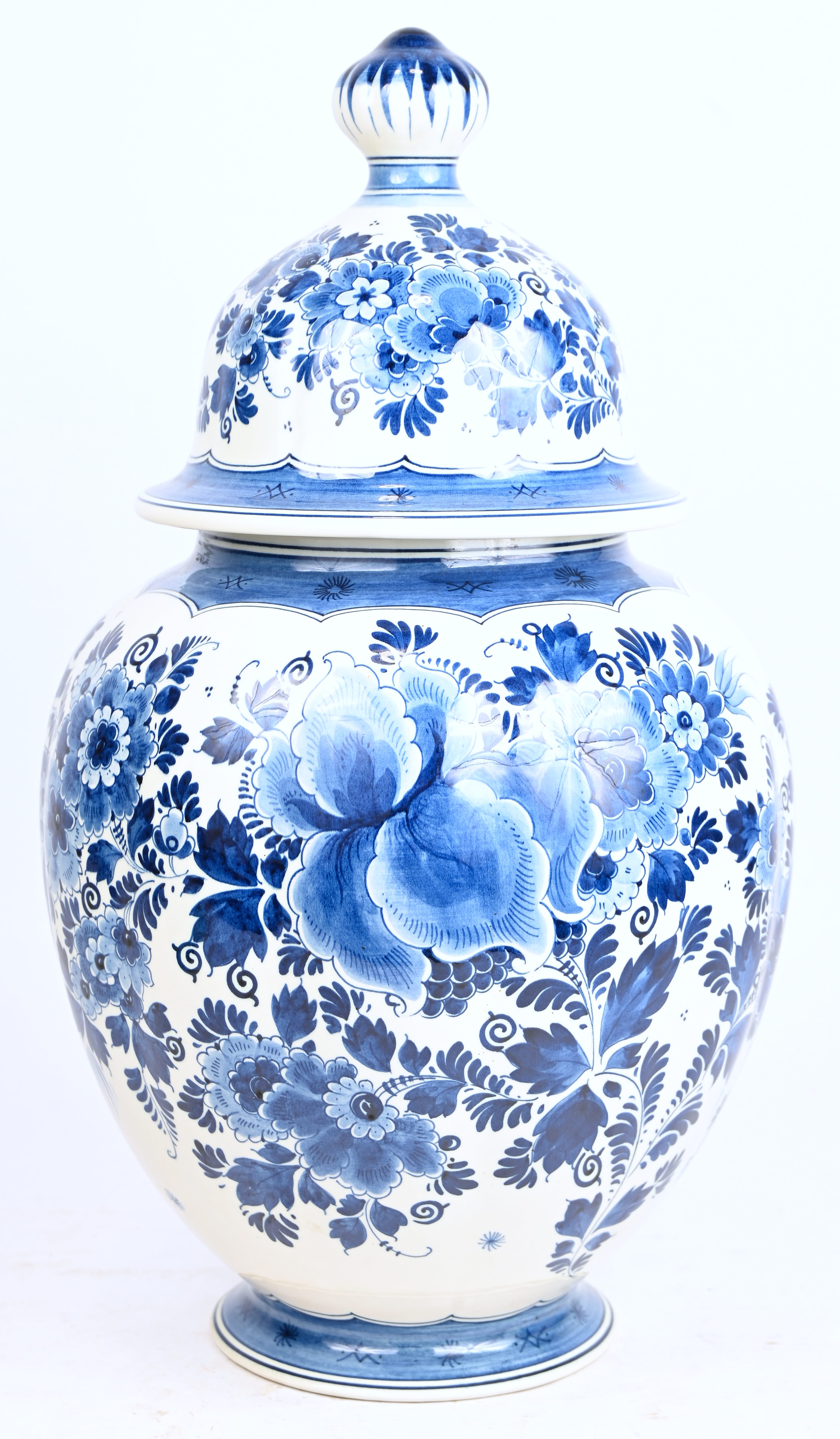 Een grote dekselvaas van blauw-wit Delfts aardewerk Een grote dekselvaas van blauw-wit Delfts aardewerk.