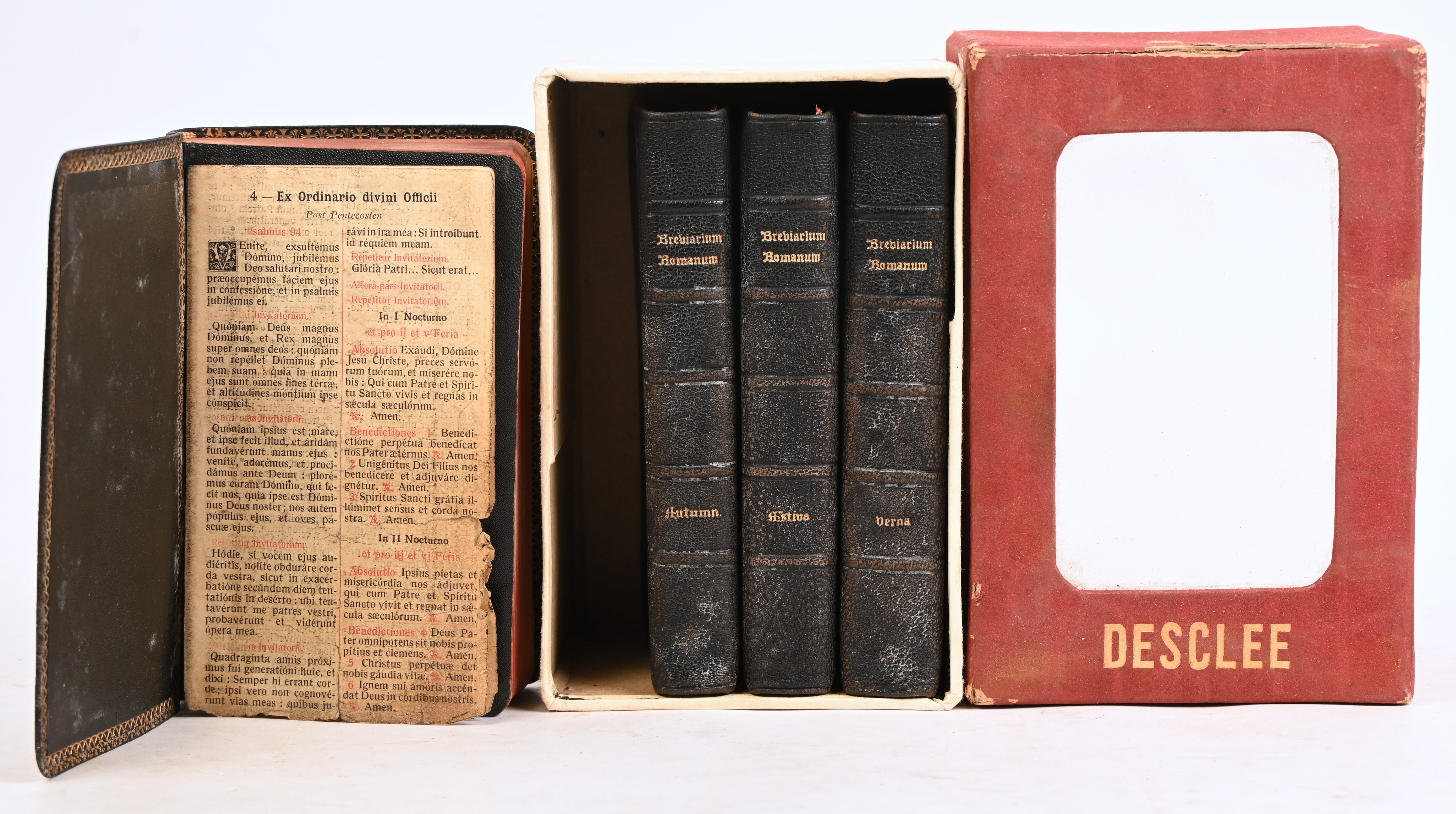 “Breviarium Romanum editio juxta typicam amplificata jussa editum: Aliorumque Pontificum”, een reeks van 4 boeken in bijhorende doos “Breviarium Romanum editio juxta typicam amplificata jussa editum: Aliorumque Pontificum”, een reeks van 4 boeken in bijhorende doos.