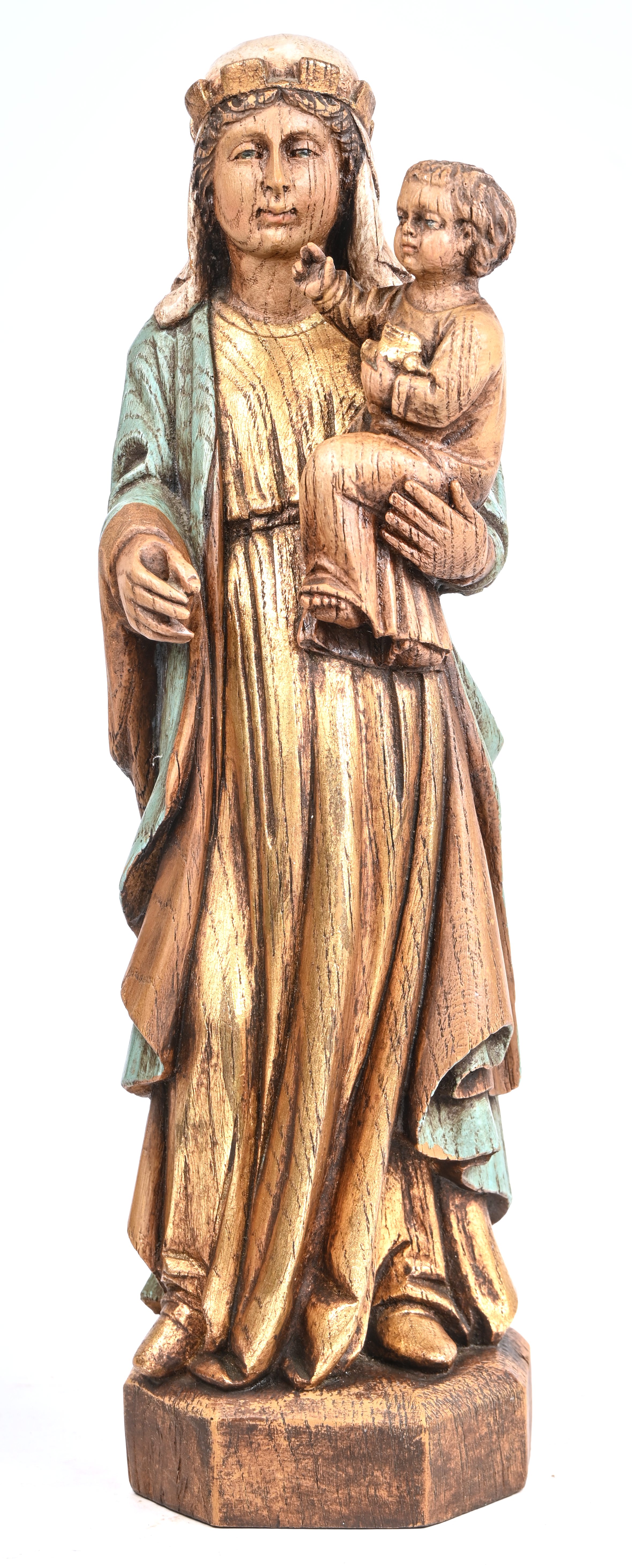 Maria met kind, een polichroom gesculpteerd houten beeld Maria met kind, een polichroom gesculpteerd houten beeld.
