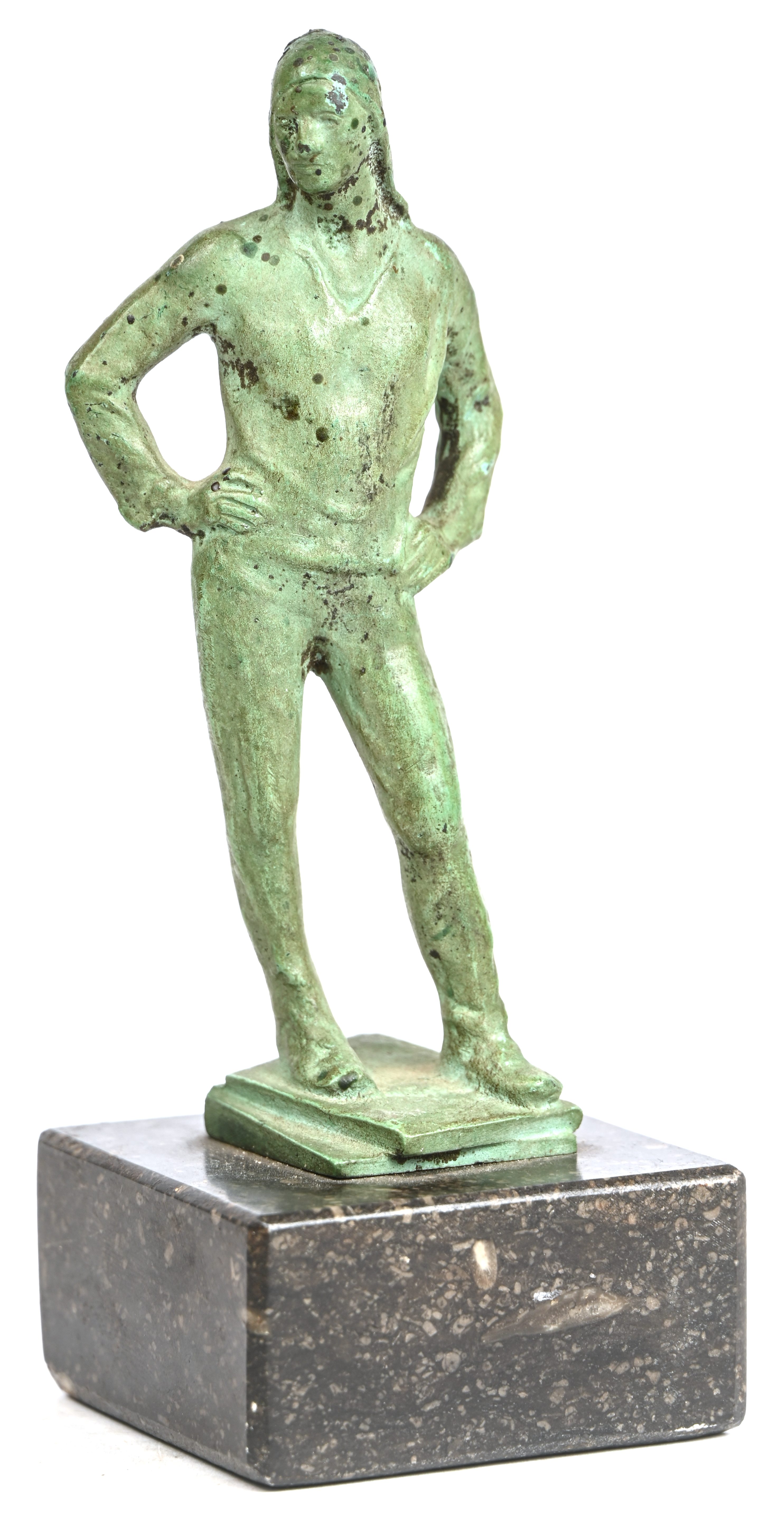 De buideldrager, een groen gepatineerd bronzen beeldje op zwart marmeren sokkel, getekend Con. Meunier De buideldrager, een groen gepatineerd bronzen beeldje op zwart marmeren sokkel, getekend Con. Meunier.