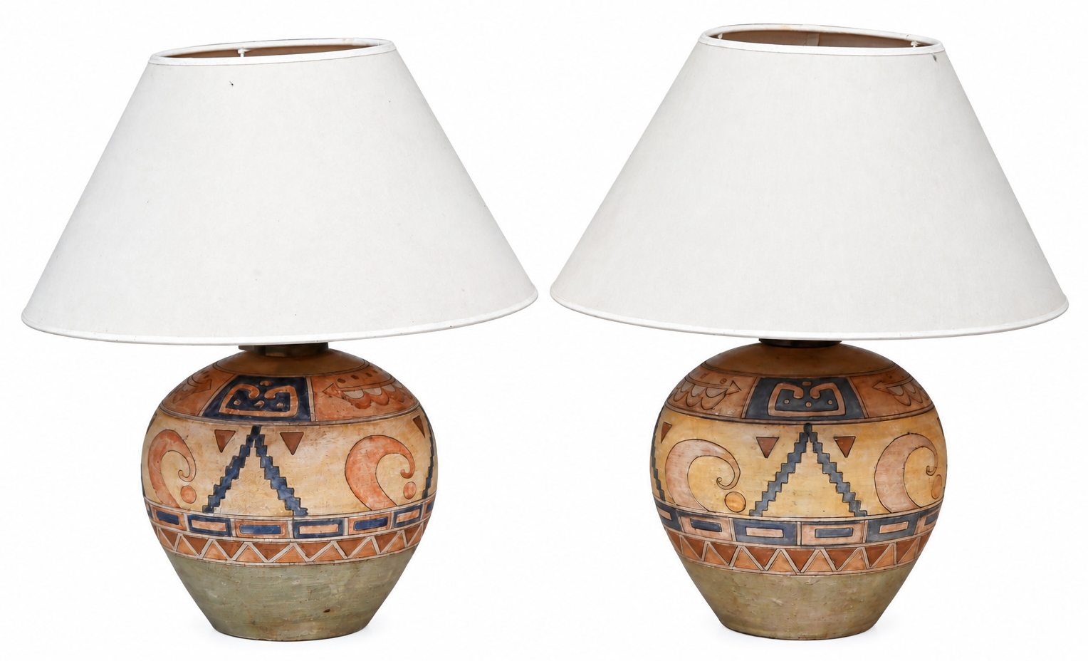 Een paar aardewerken tafellampen met Etruskisch decor Een paar aardewerken tafellampen met Etruskisch decor.