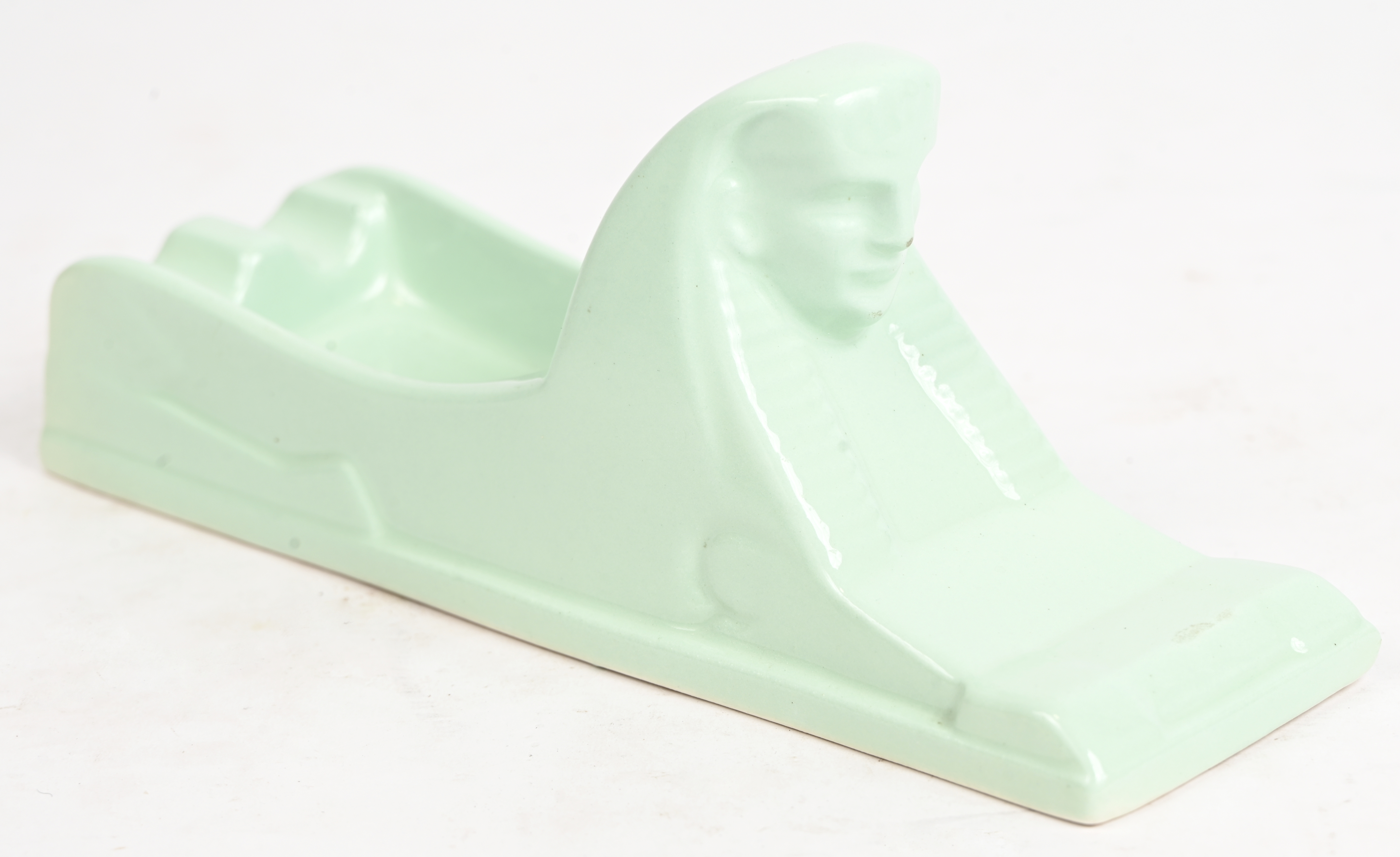 Een Sphinx asbak, art-deco, gemerkt Petrus Regout Een Sphinx asbak, art-deco, gemerkt Petrus Regout.