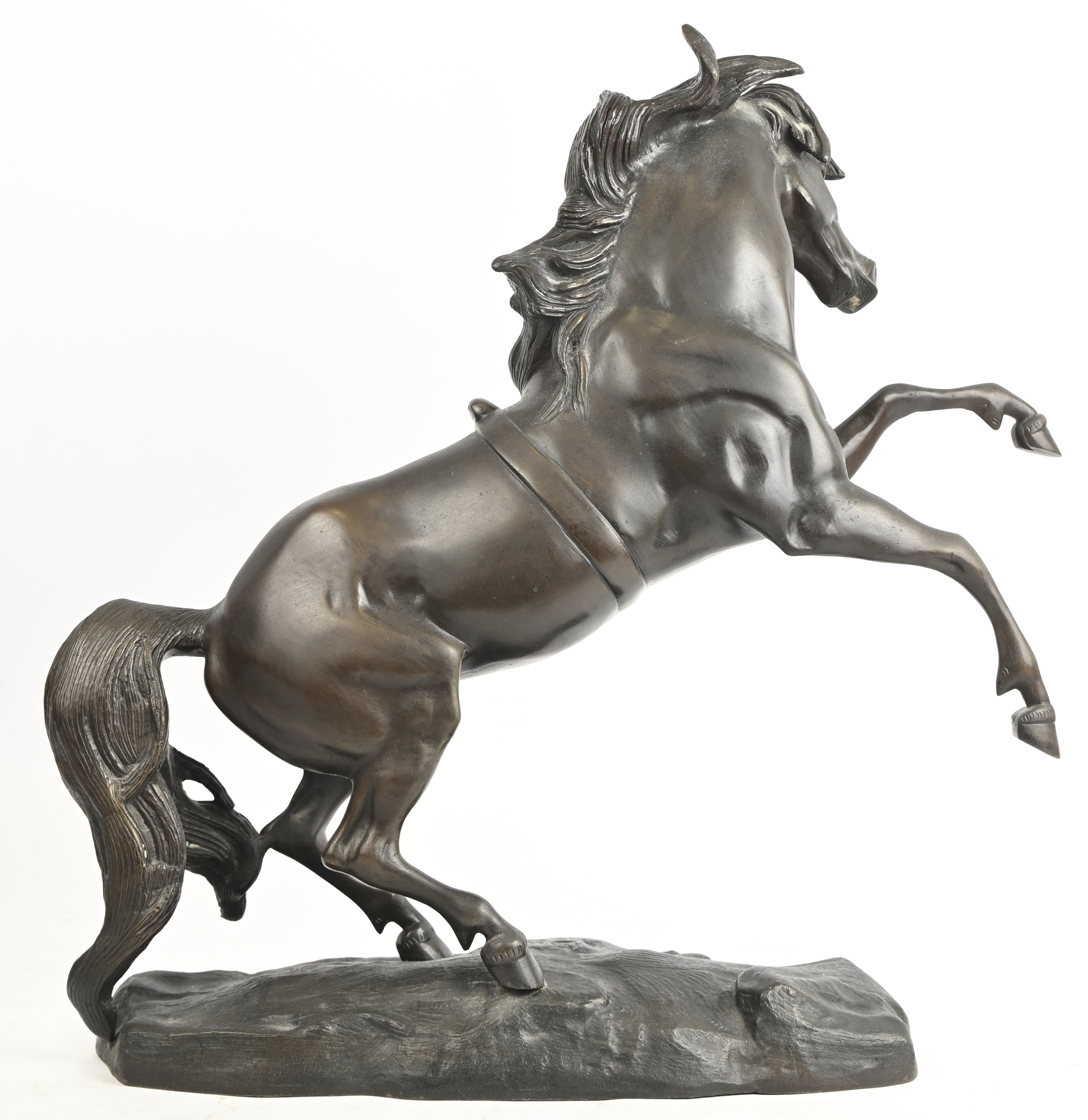 ‘Stijgerende hengst’, een beeld van gepatineerd brons. Gesigneerd ‘Minati’ ‘Stijgerende hengst’, een beeld van gepatineerd brons. Gesigneerd ‘Minati’.