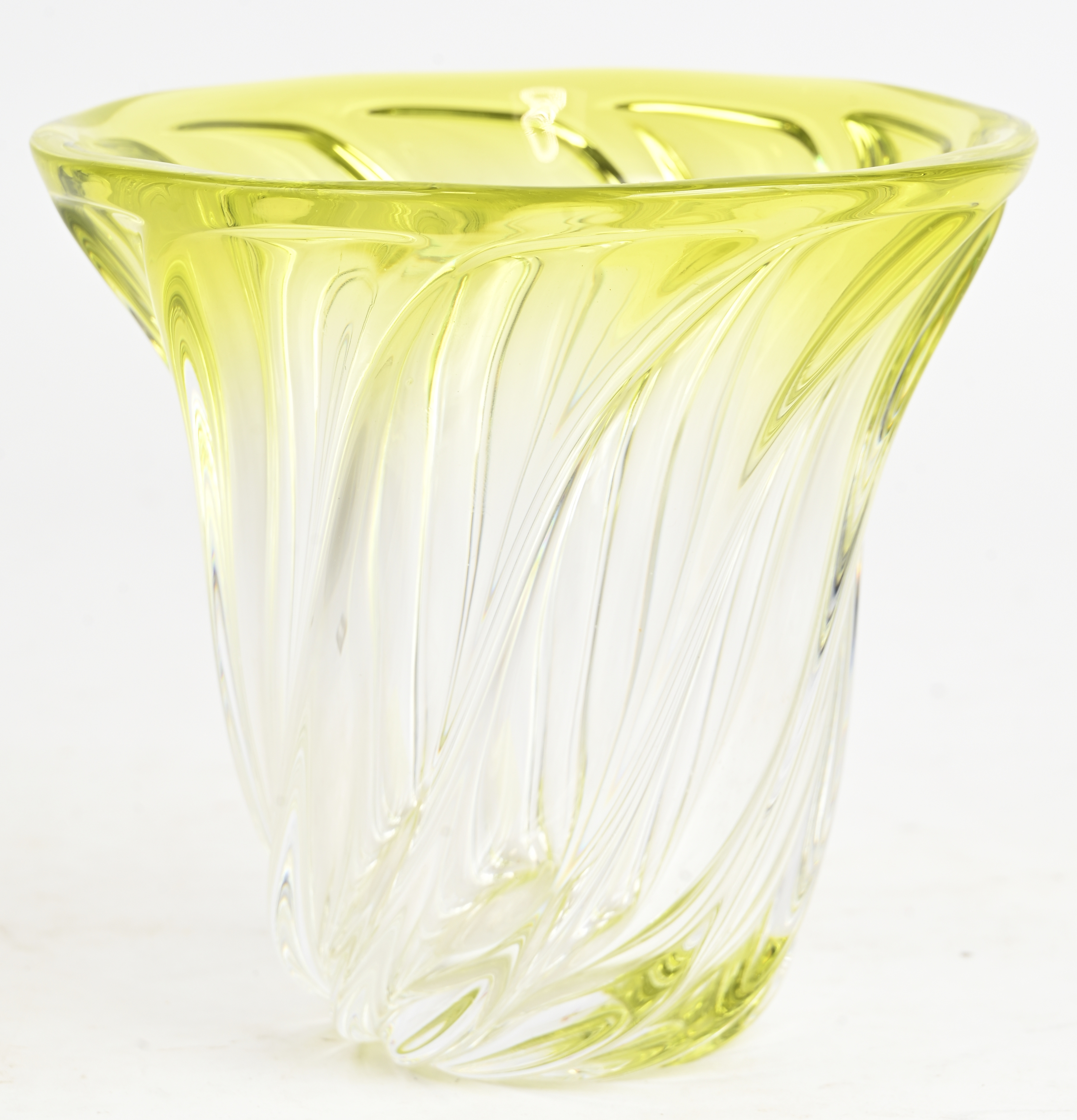 Een vintage kristallen vaas, groen in de massa gekleurd, onderaan gemerkt Een vintage kristallen vaas, groen in de massa gekleurd, onderaan gemerkt.