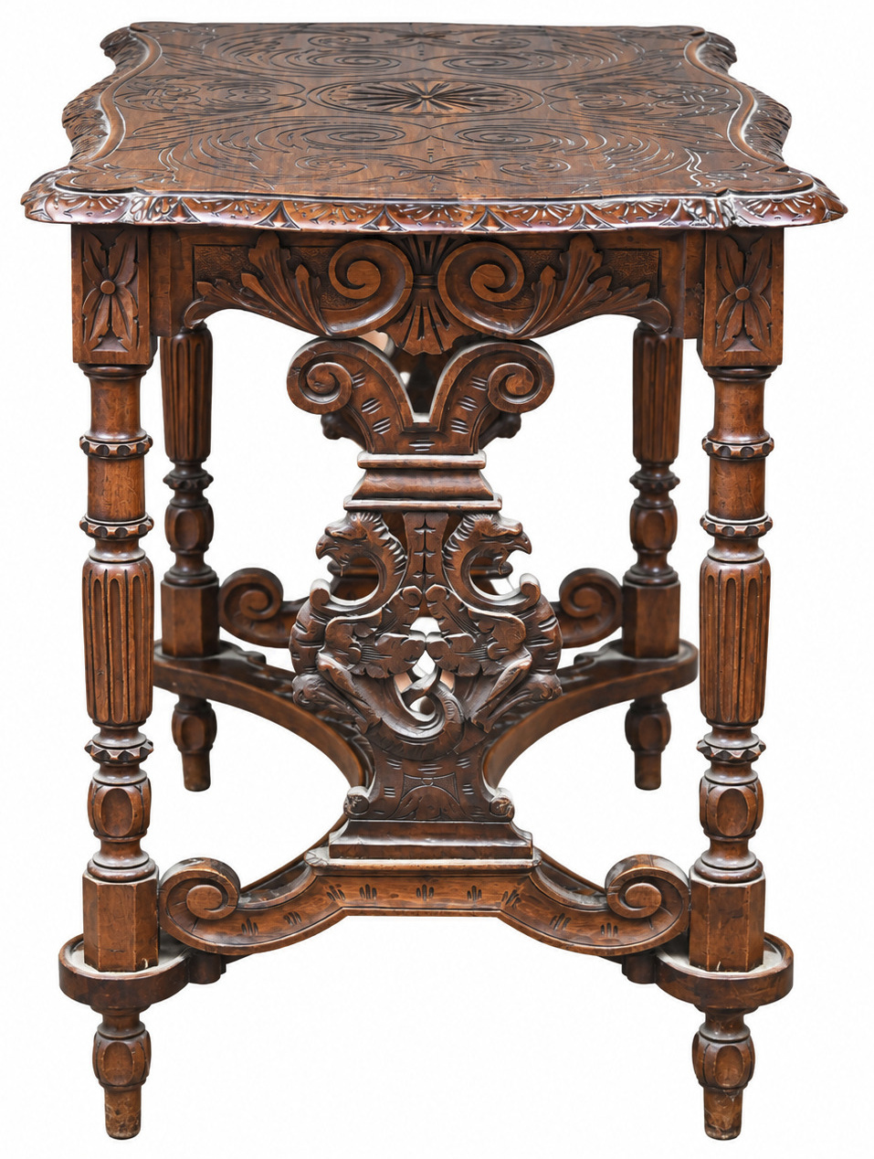 Een gesculpteerde massief eikenhouten neo-renaissance tafel Een gesculpteerde massief eikenhouten neo-renaissance tafel.