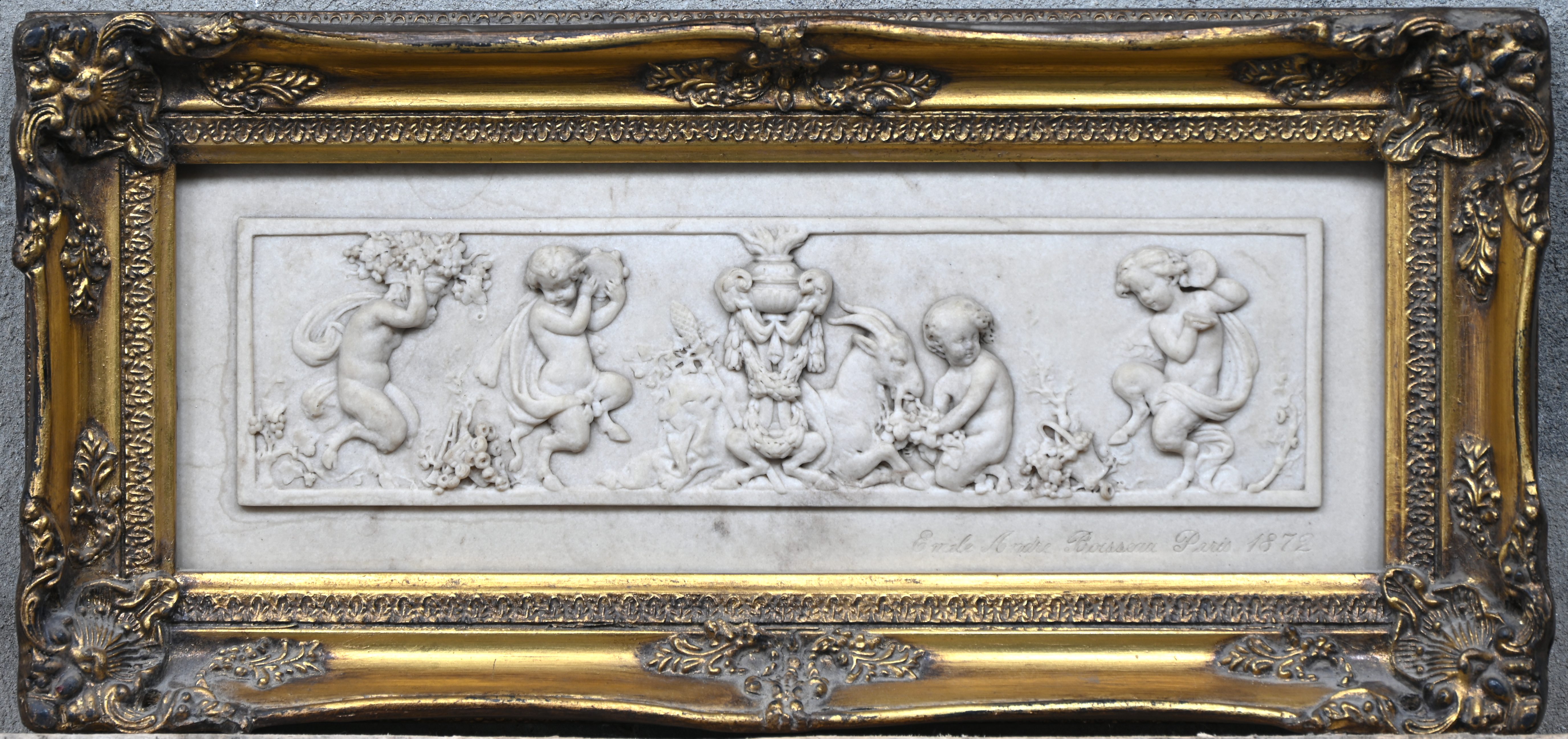 Een uit composiet gegoten plaquette met een tafereel van engelen, in vergulde kader Een uit composiet gegoten plaquette met een tafereel van engelen, in vergulde kader.