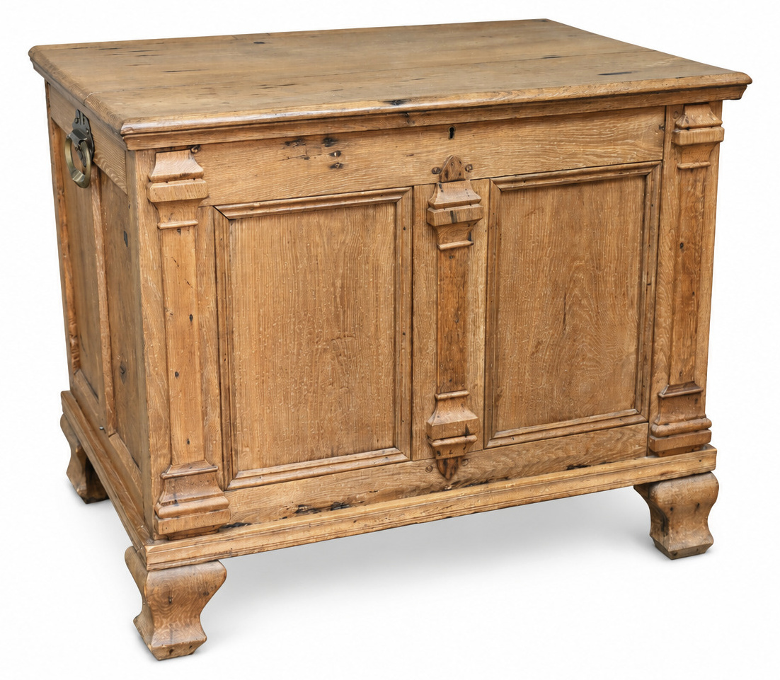Een massief eikenhouten dekenkoffer met paneelverdeling. Barst in het deksel Een massief eikenhouten dekenkoffer met paneelverdeling. Barst in het deksel.
