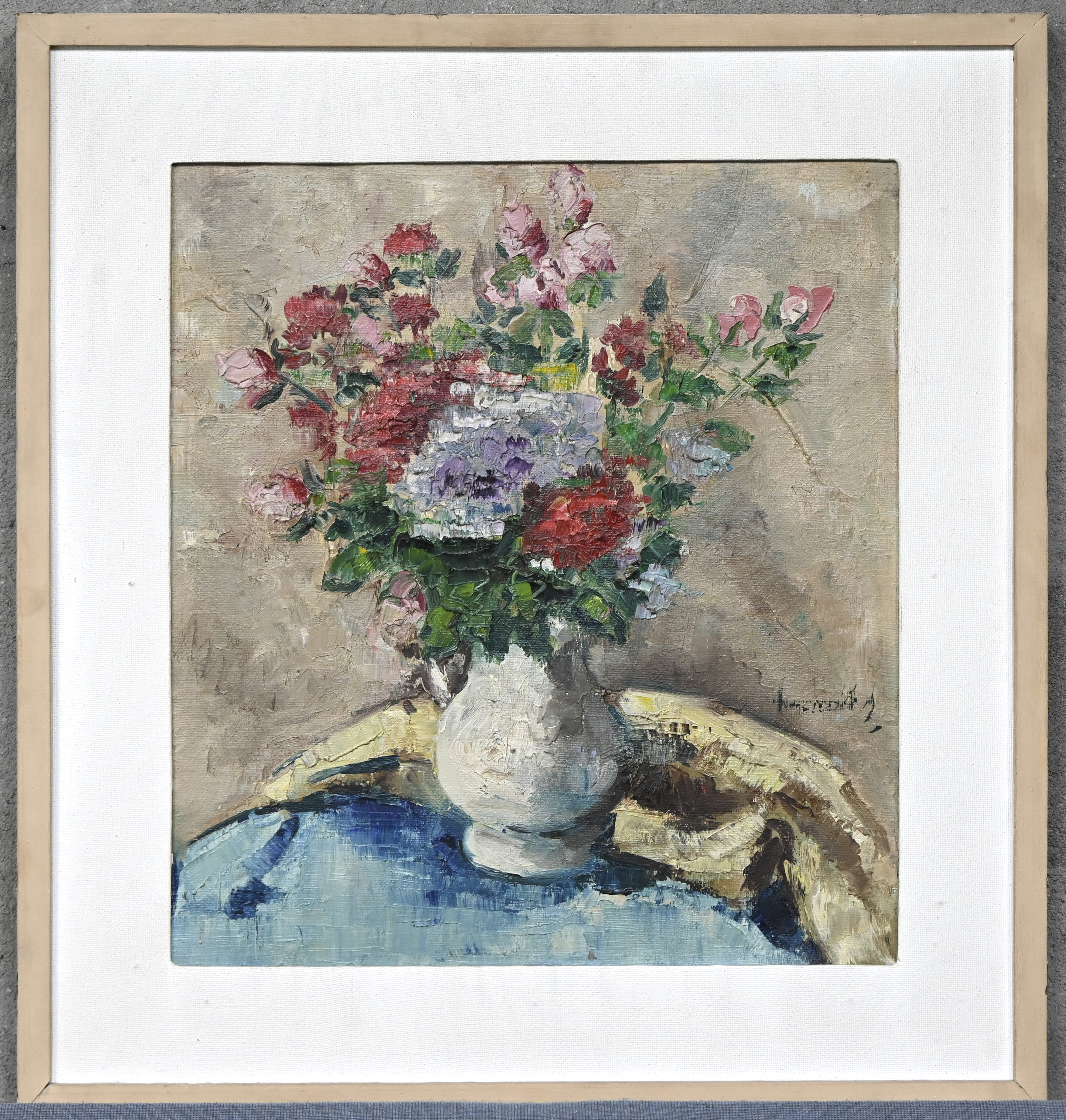 ‘Bloemenvaas’, een olieverfschilderij in impasto-techniek op doek. Onleesbaar gesigneerd ‘Bloemenvaas’, een olieverfschilderij in impasto-techniek op doek. Onleesbaar gesigneerd.