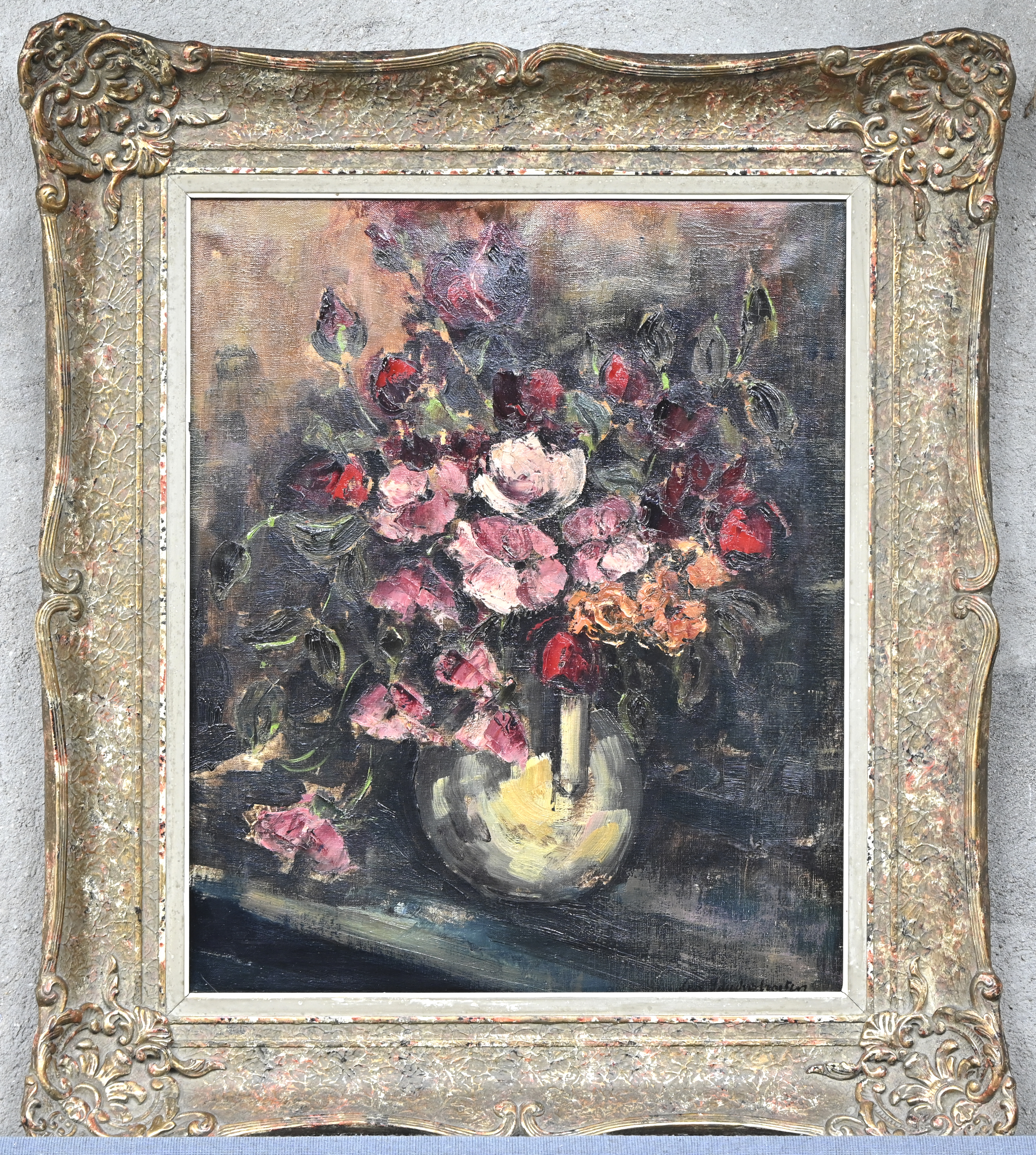 ‘Bloemenstilleven’, een olieverfschilderij op doek. Gesigneerd ‘Bloemenstilleven’, een olieverfschilderij op doek. Gesigneerd.
