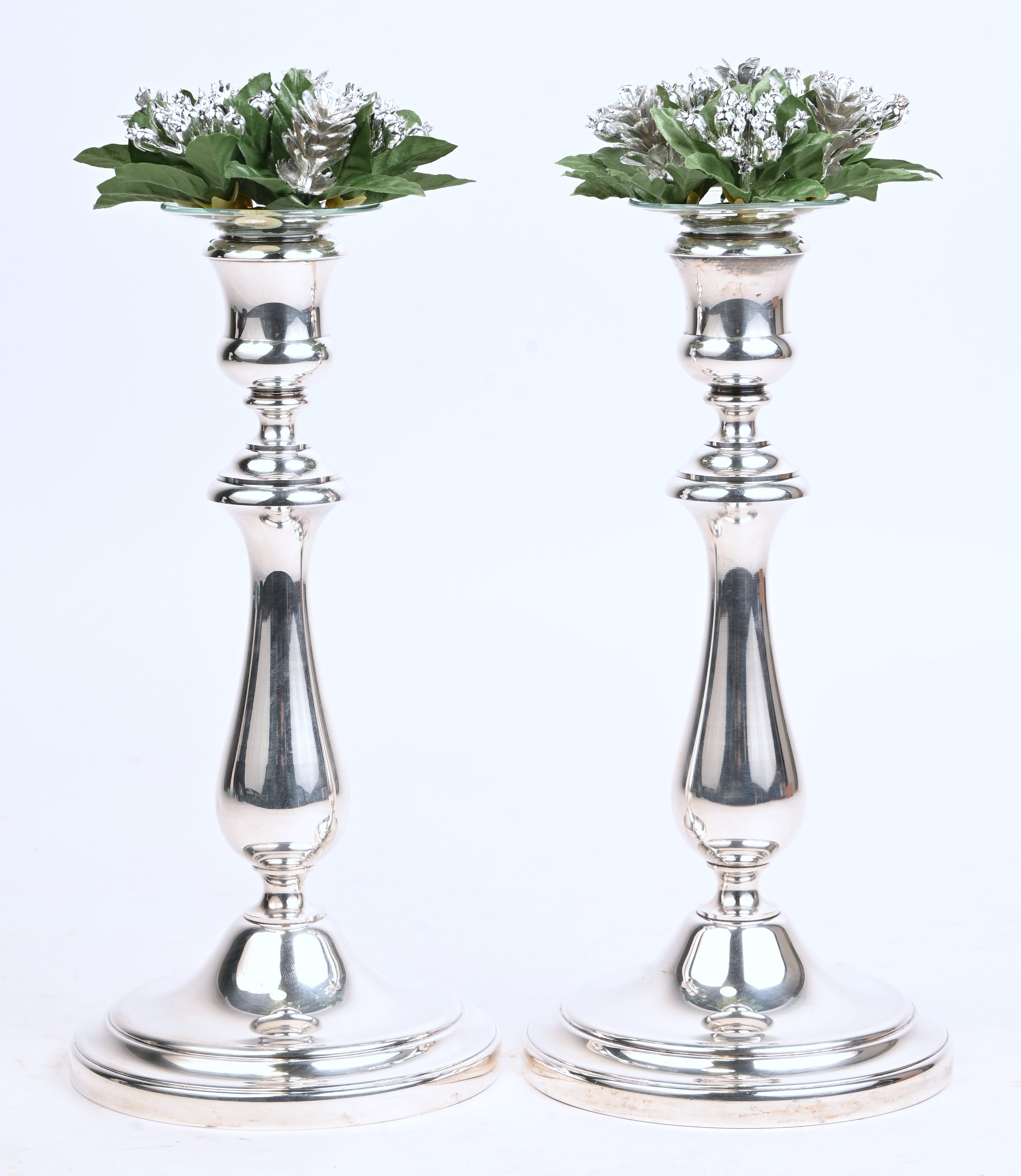 Twee verzilverd metalen kandelaars, gemerkt Christofle, model Louis Philippe, met OVP Twee verzilverd metalen kandelaars, gemerkt Christofle, model Louis Philippe, met OVP.